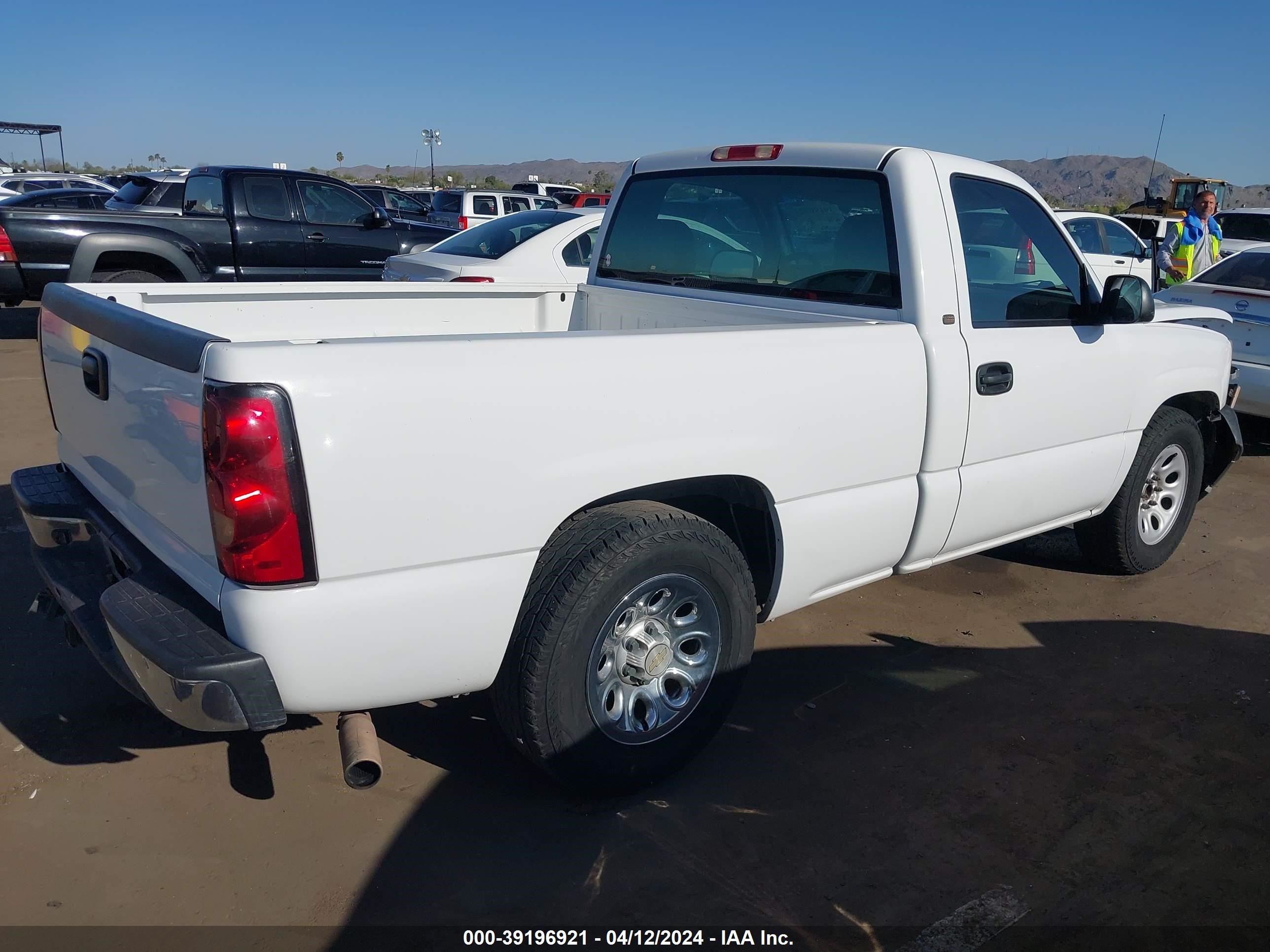 Photo 3 VIN: 1GCEC14V05Z112843 - CHEVROLET SILVERADO 