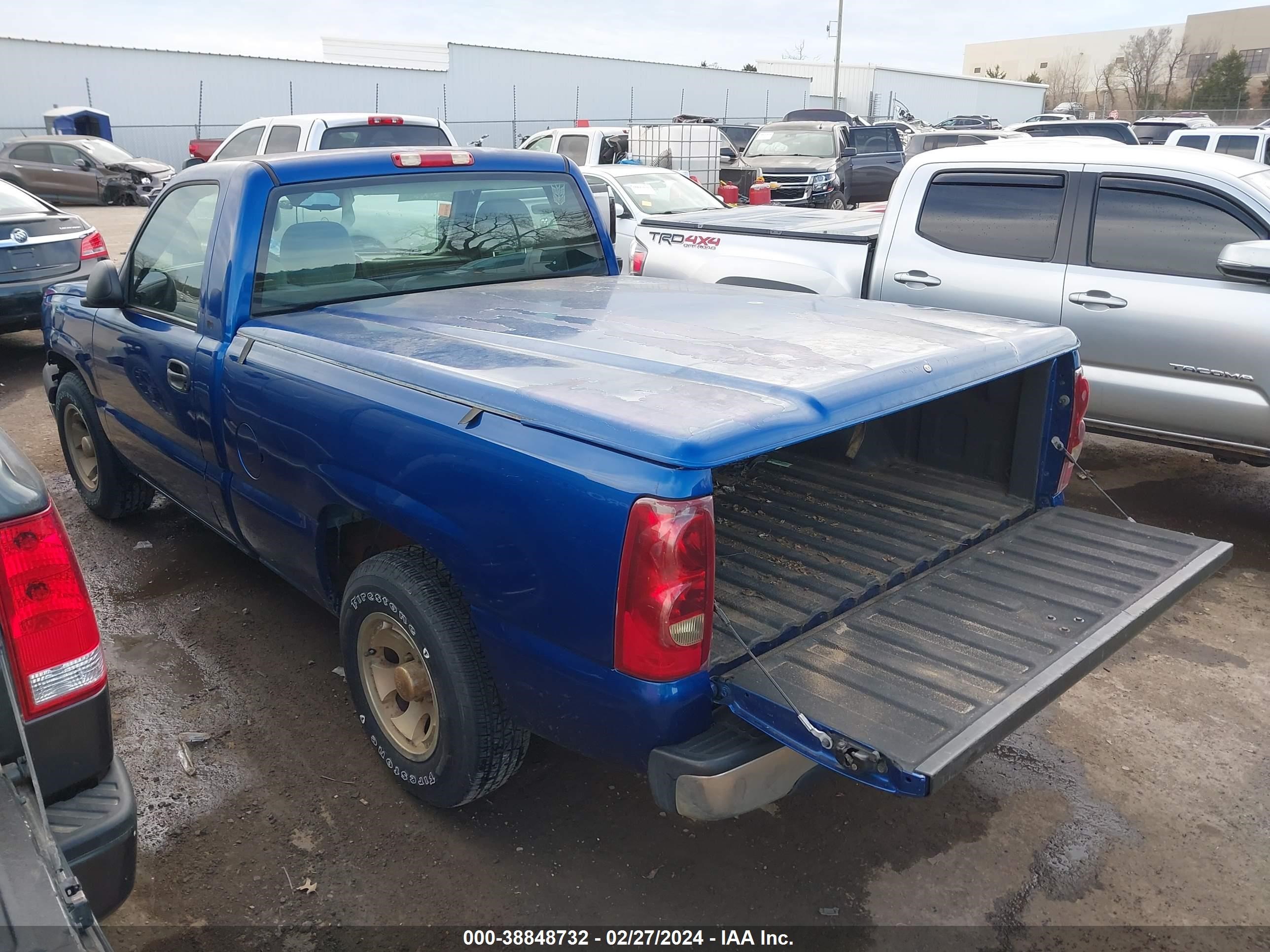 Photo 2 VIN: 1GCEC14V33Z272843 - CHEVROLET SILVERADO 