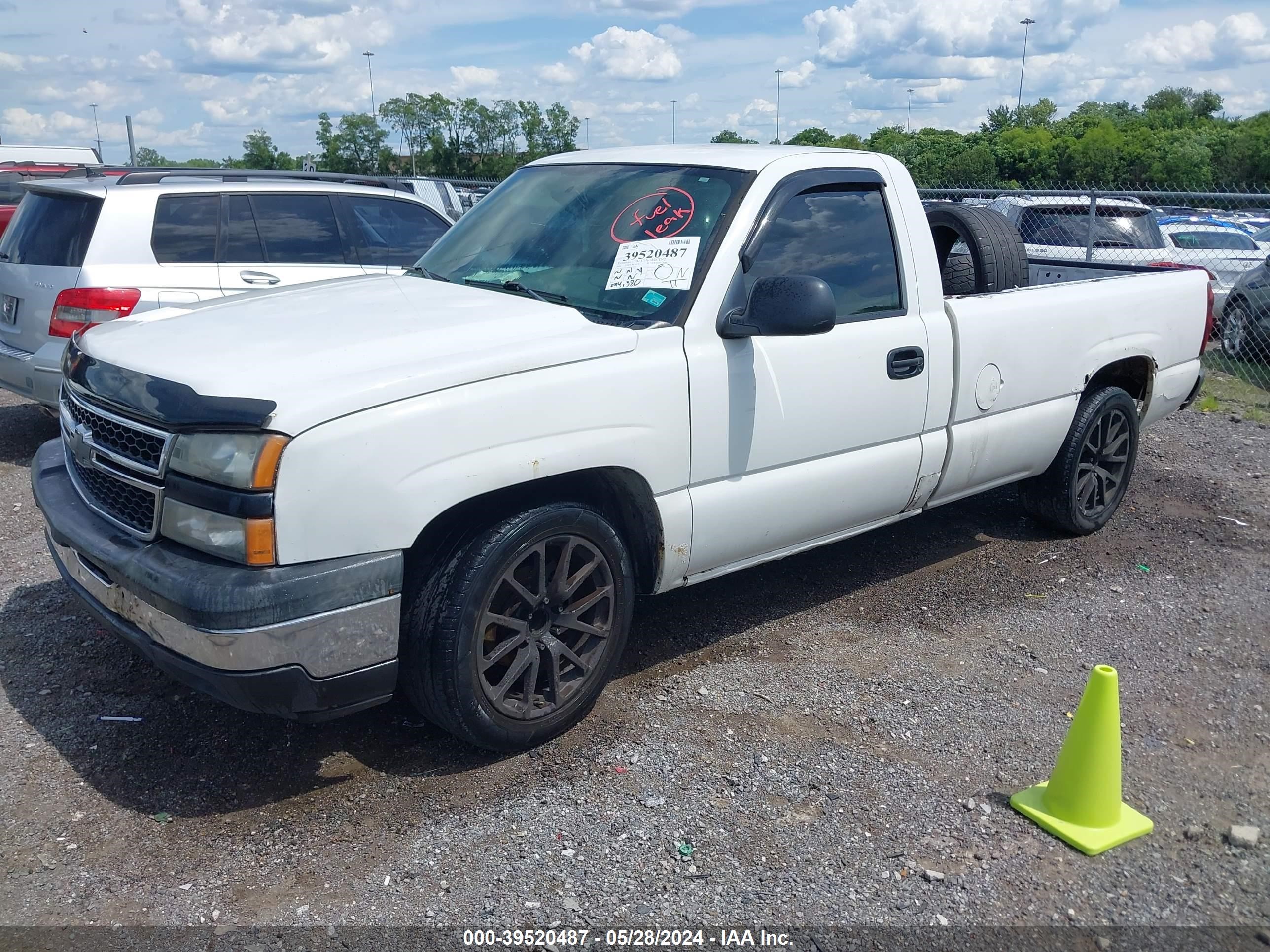 Photo 1 VIN: 1GCEC14V66E263145 - CHEVROLET SILVERADO 