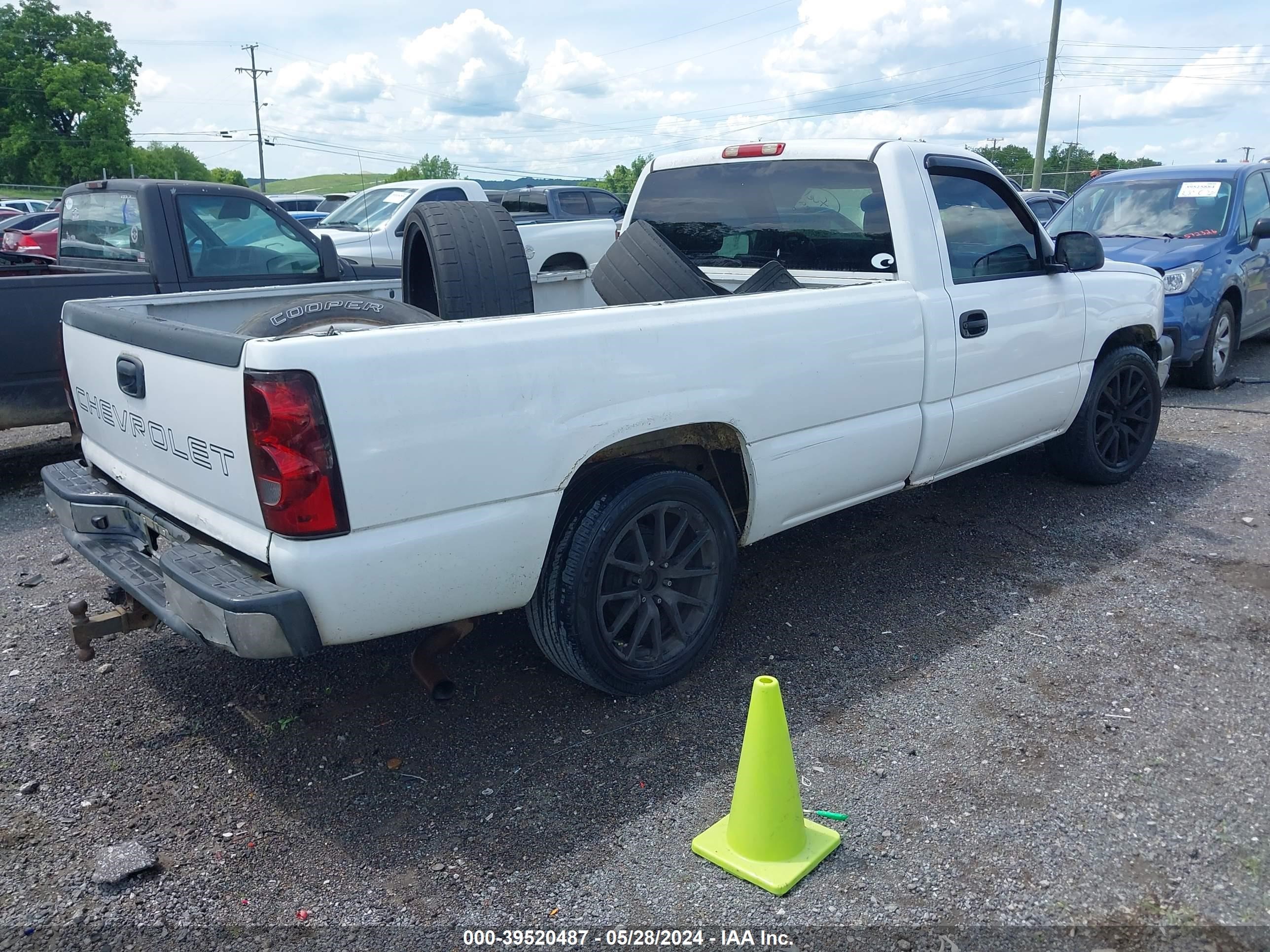 Photo 3 VIN: 1GCEC14V66E263145 - CHEVROLET SILVERADO 