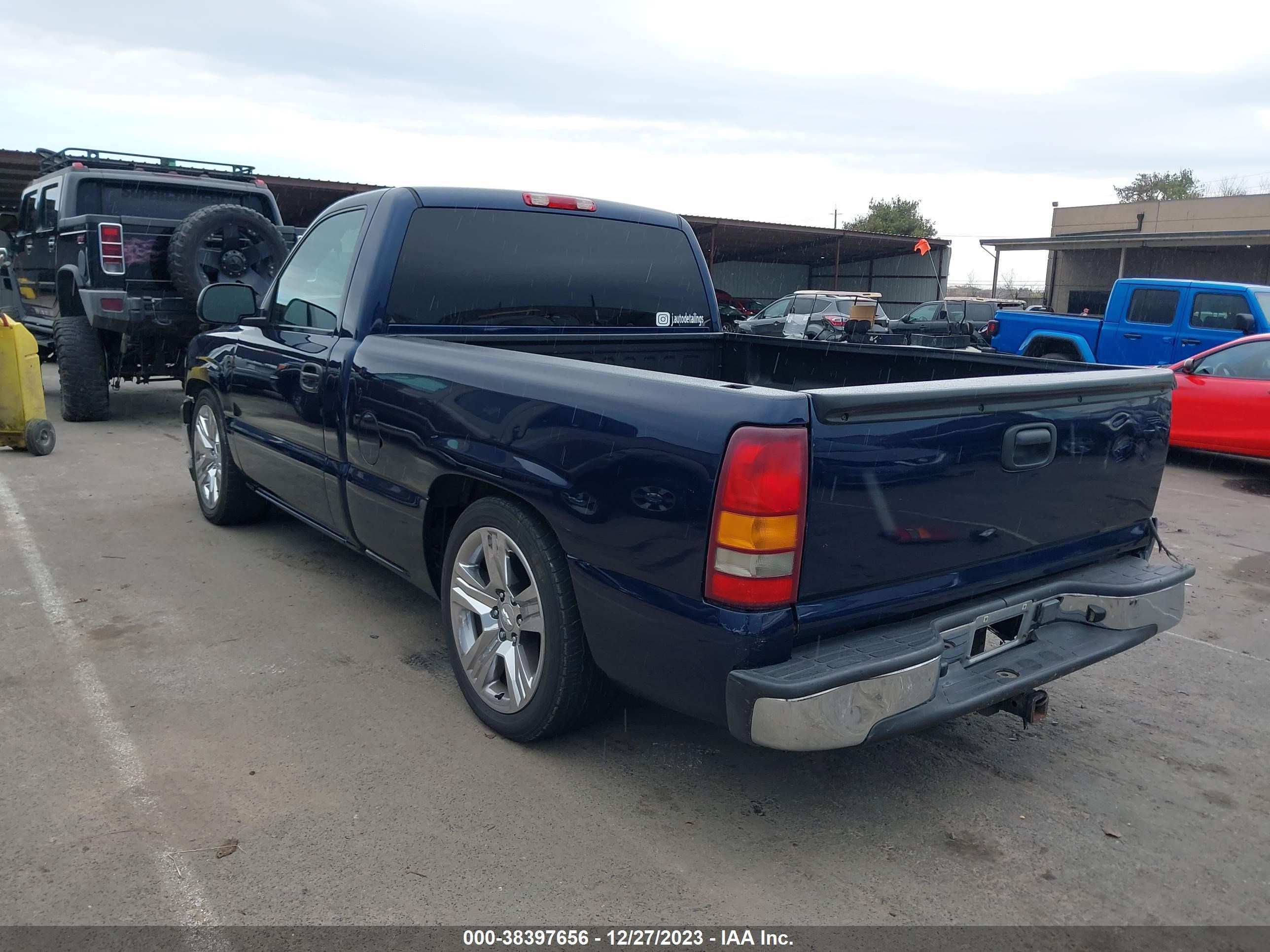 Photo 2 VIN: 1GCEC14VXYZ143537 - CHEVROLET SILVERADO 