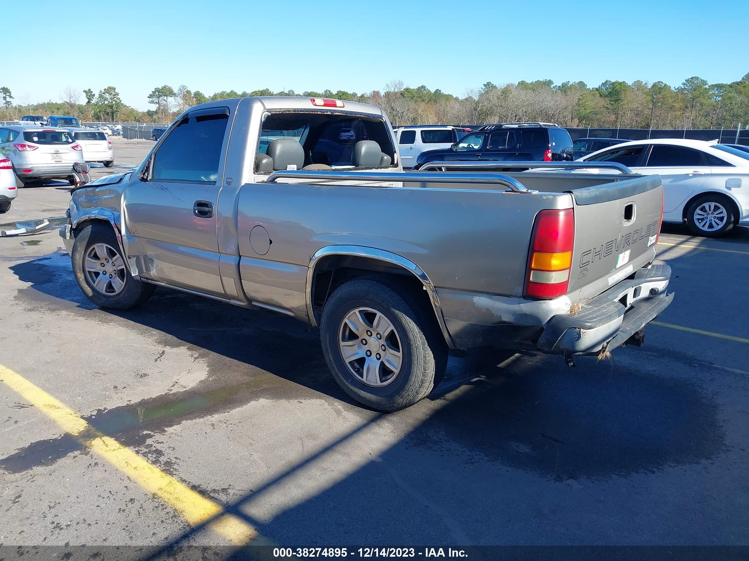 Photo 2 VIN: 1GCEC14VXYZ267839 - CHEVROLET SILVERADO 