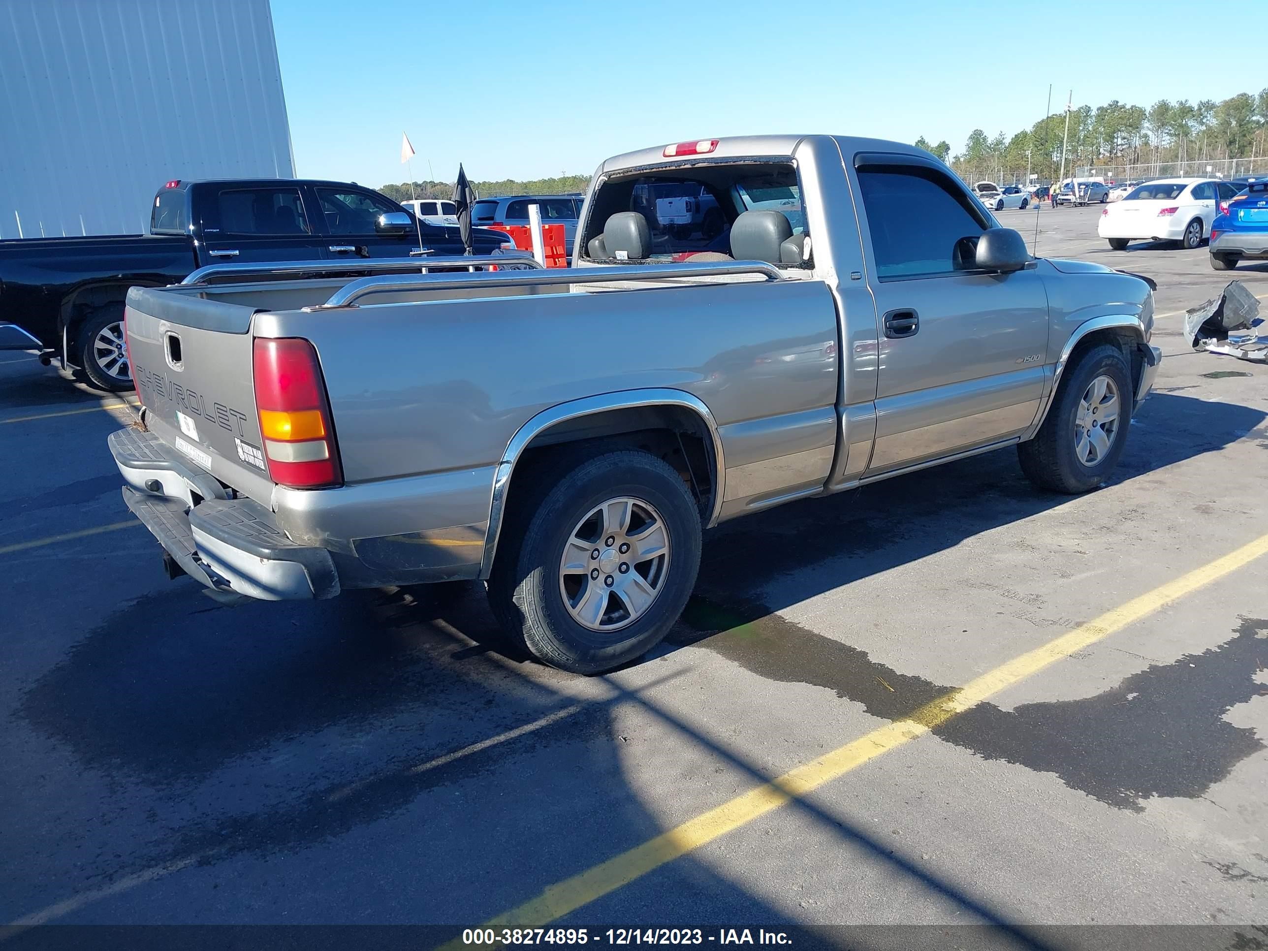 Photo 3 VIN: 1GCEC14VXYZ267839 - CHEVROLET SILVERADO 