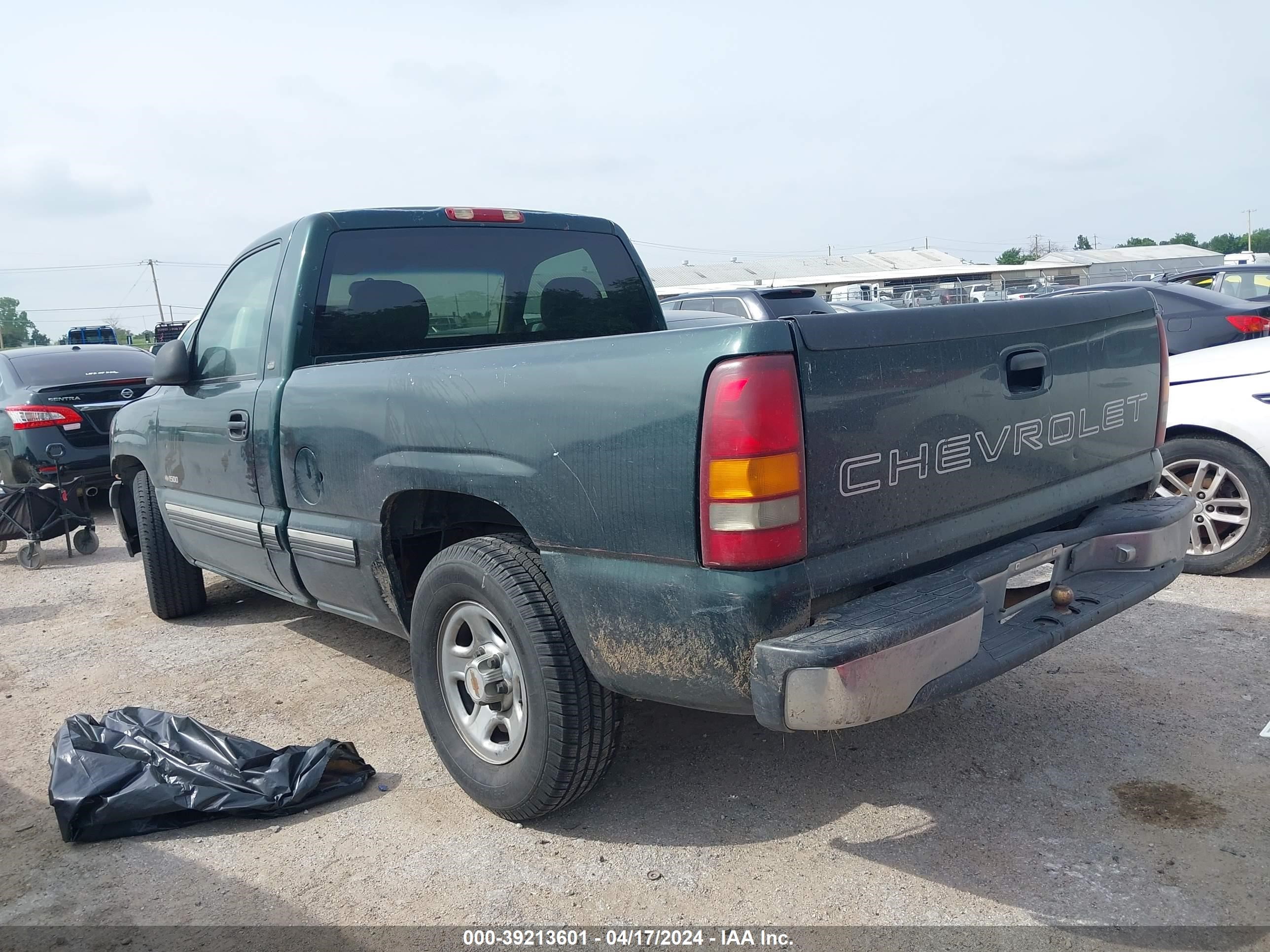 Photo 2 VIN: 1GCEC14W31Z251089 - CHEVROLET SILVERADO 