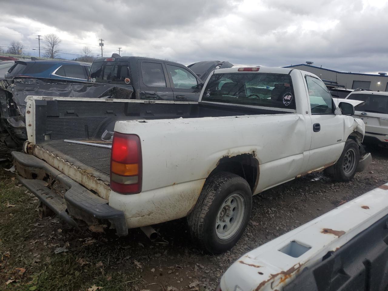 Photo 2 VIN: 1GCEC14W3YE299516 - CHEVROLET SILVERADO 