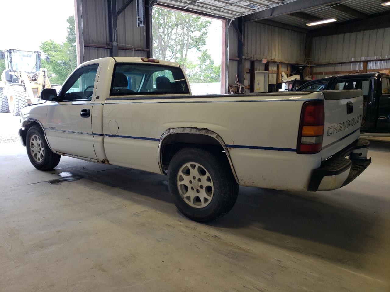 Photo 1 VIN: 1GCEC14W52Z140979 - CHEVROLET SILVERADO 