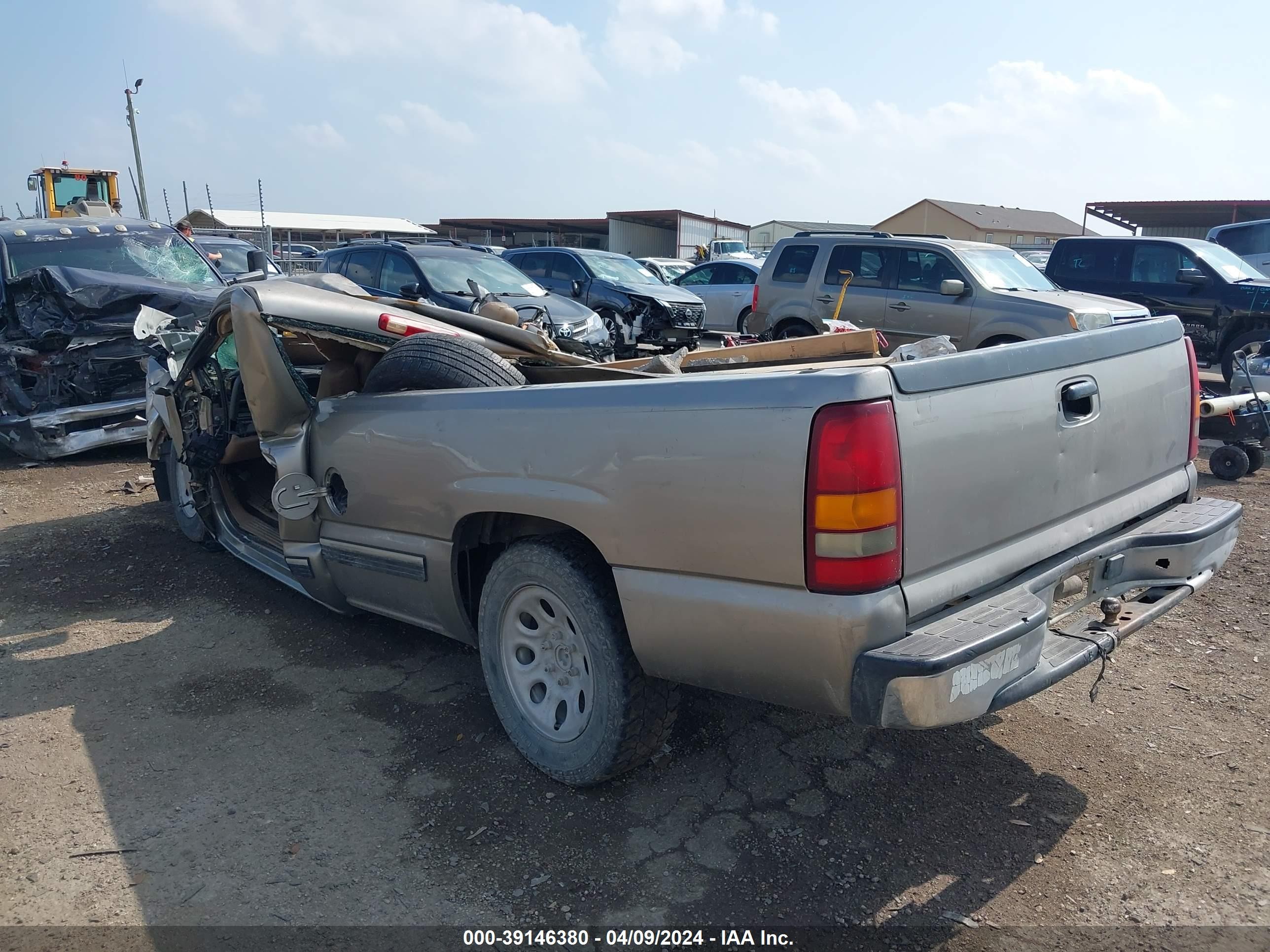 Photo 2 VIN: 1GCEC14W6XE113983 - CHEVROLET SILVERADO 