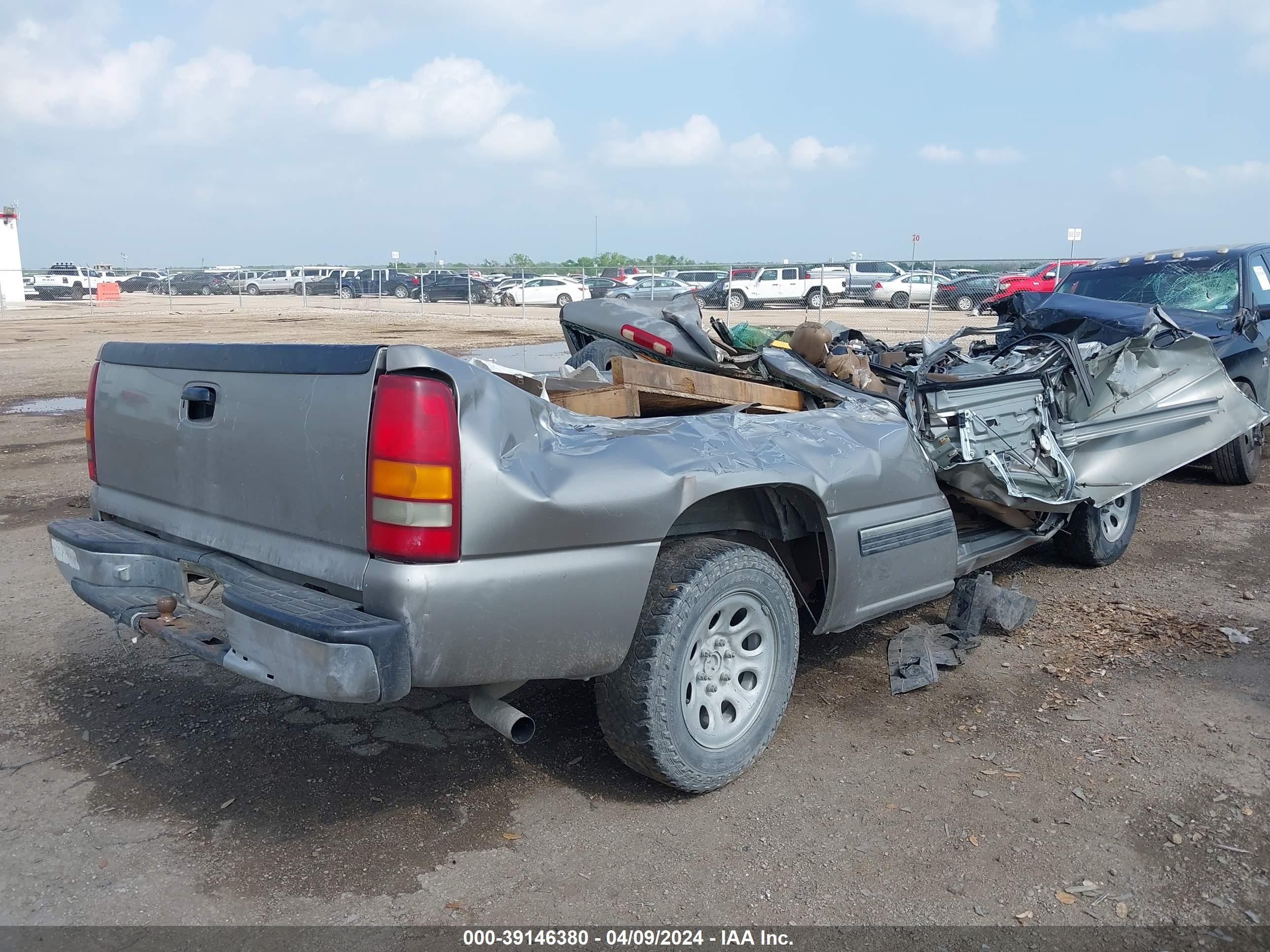 Photo 3 VIN: 1GCEC14W6XE113983 - CHEVROLET SILVERADO 