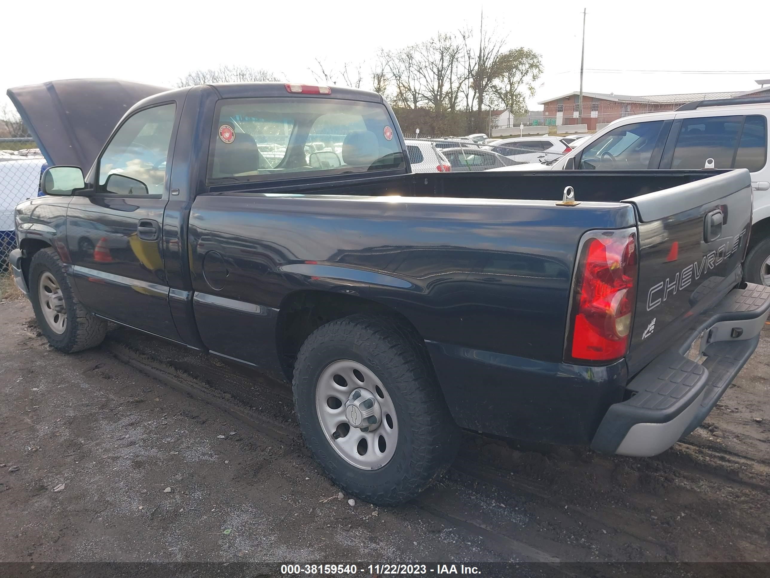 Photo 2 VIN: 1GCEC14X05Z330315 - CHEVROLET SILVERADO 