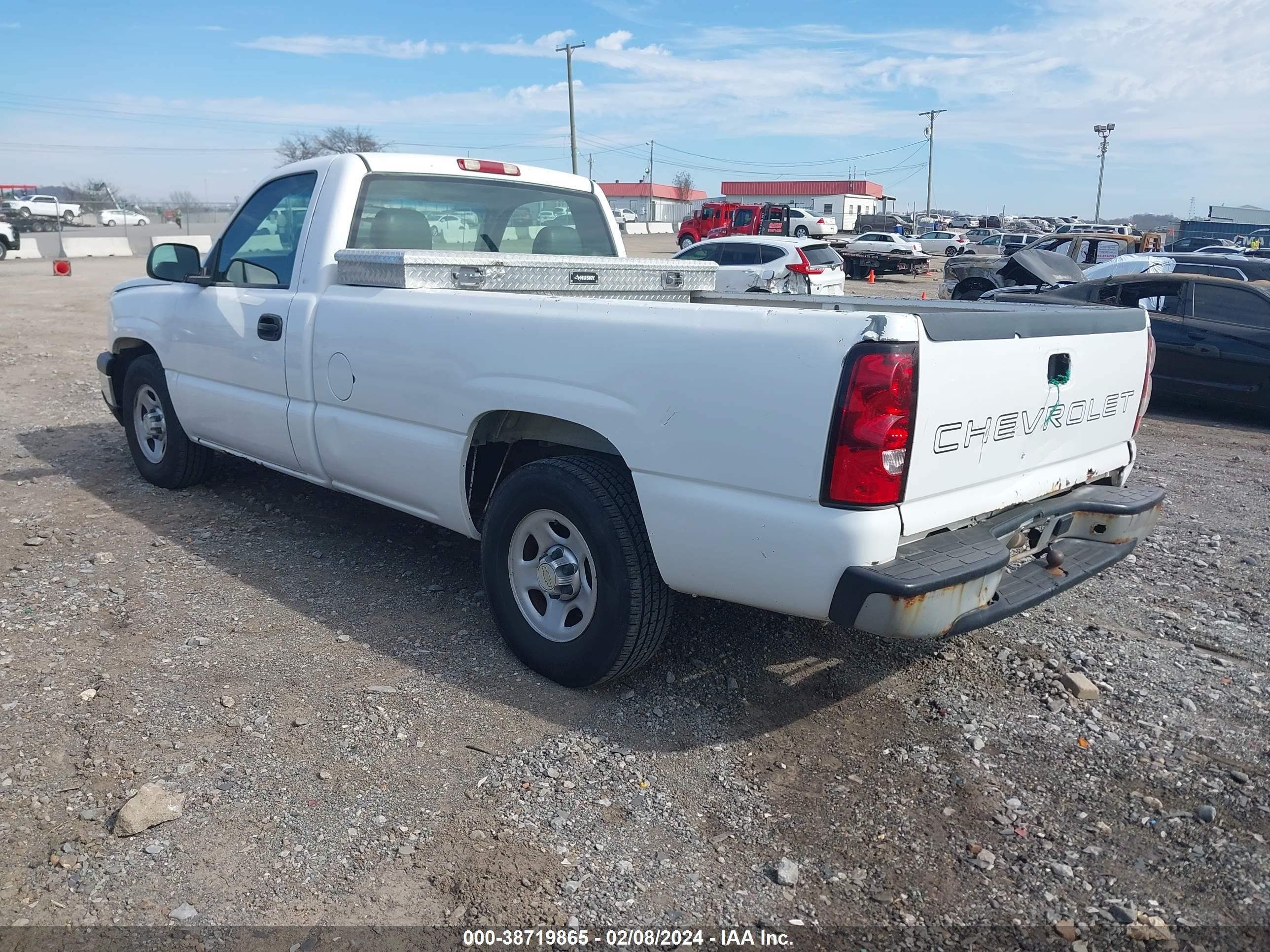 Photo 2 VIN: 1GCEC14X13Z331860 - CHEVROLET SILVERADO 