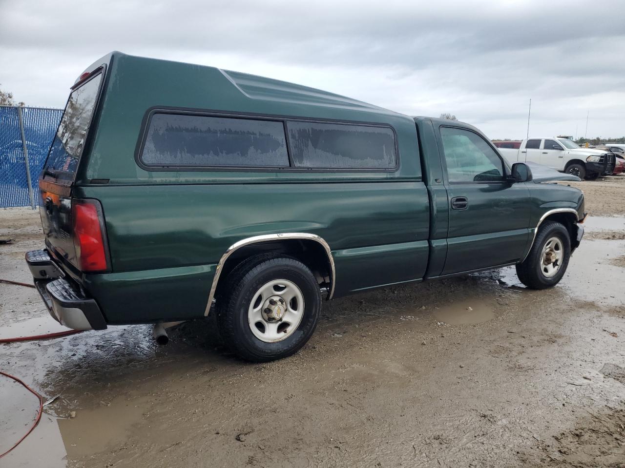 Photo 2 VIN: 1GCEC14X24Z166919 - CHEVROLET SILVERADO 