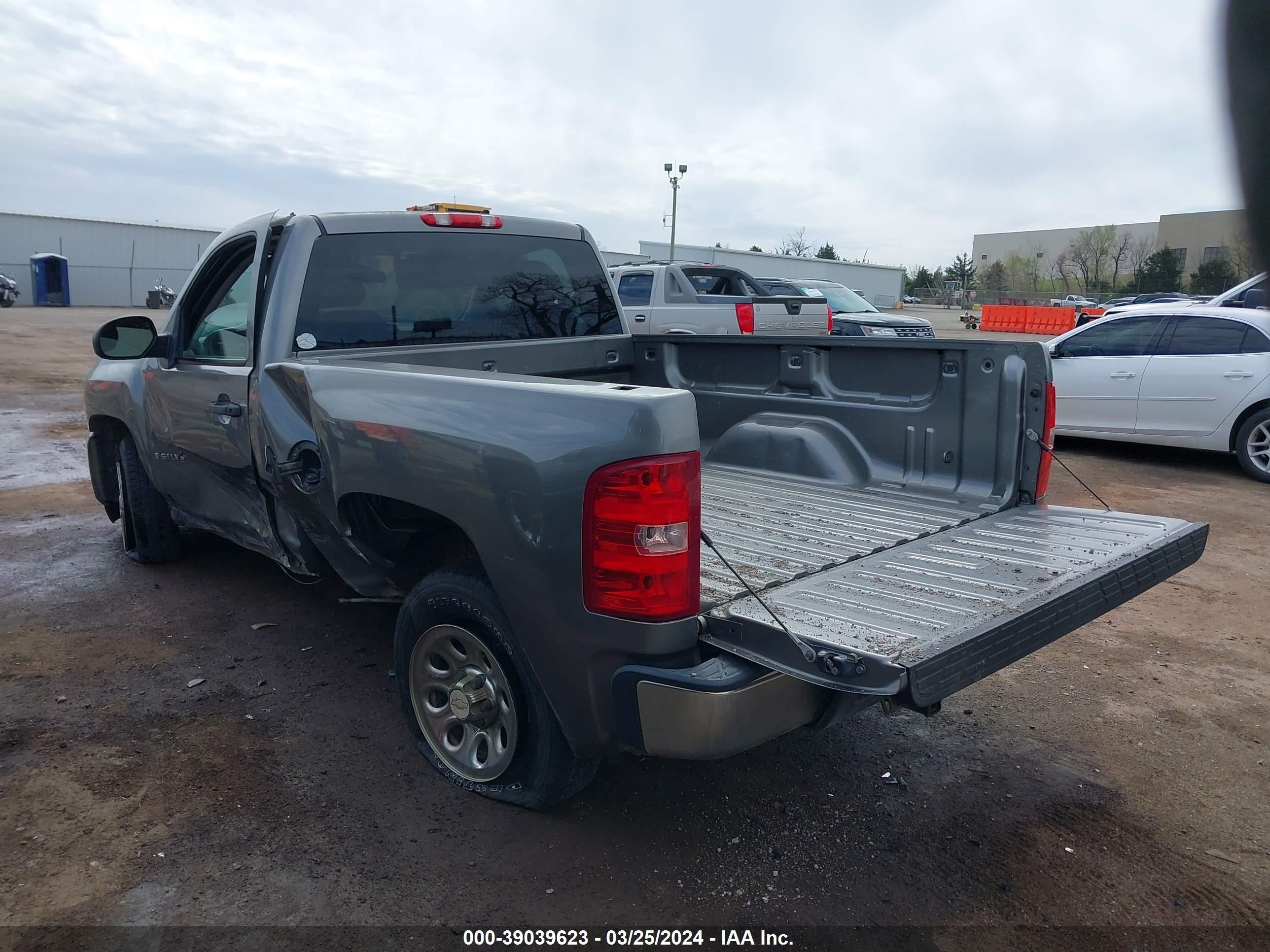 Photo 2 VIN: 1GCEC14X28Z112560 - CHEVROLET SILVERADO 