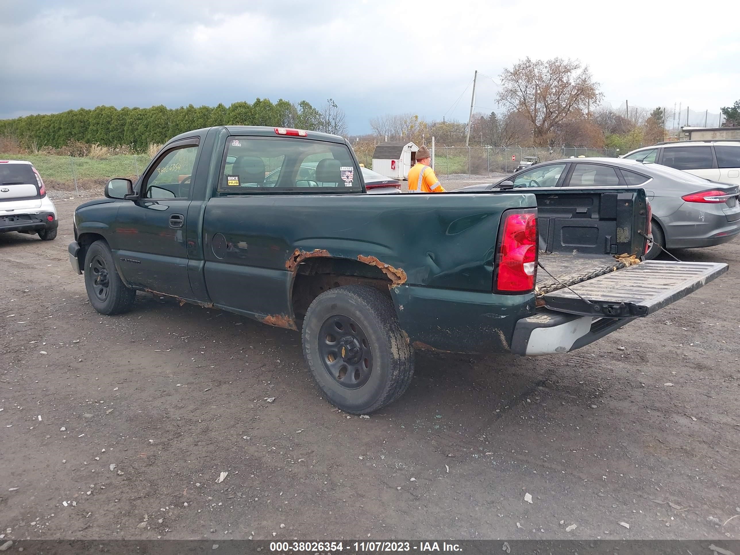 Photo 2 VIN: 1GCEC14X46Z102206 - CHEVROLET SILVERADO 