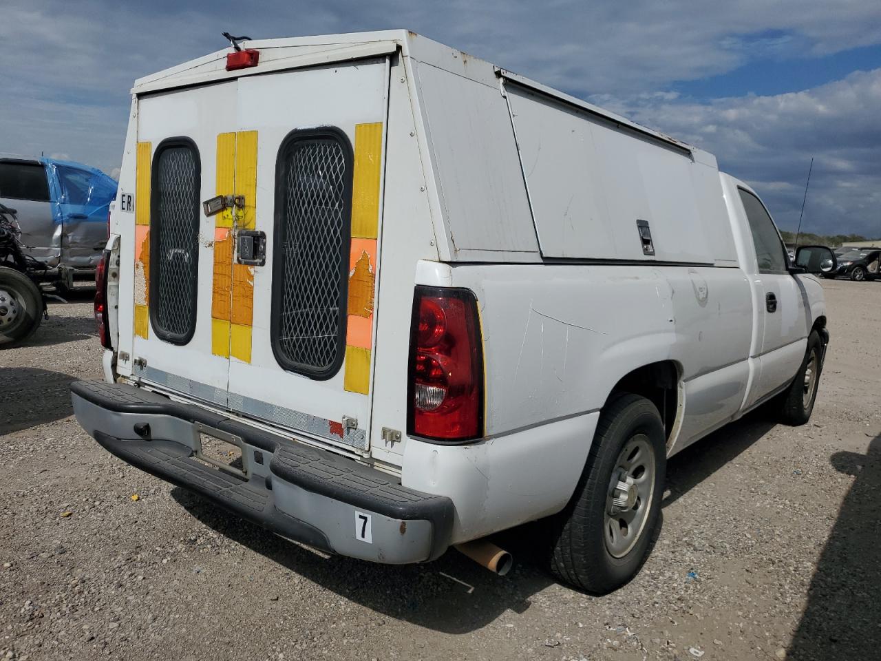 Photo 2 VIN: 1GCEC14XX7Z146406 - CHEVROLET SILVERADO 