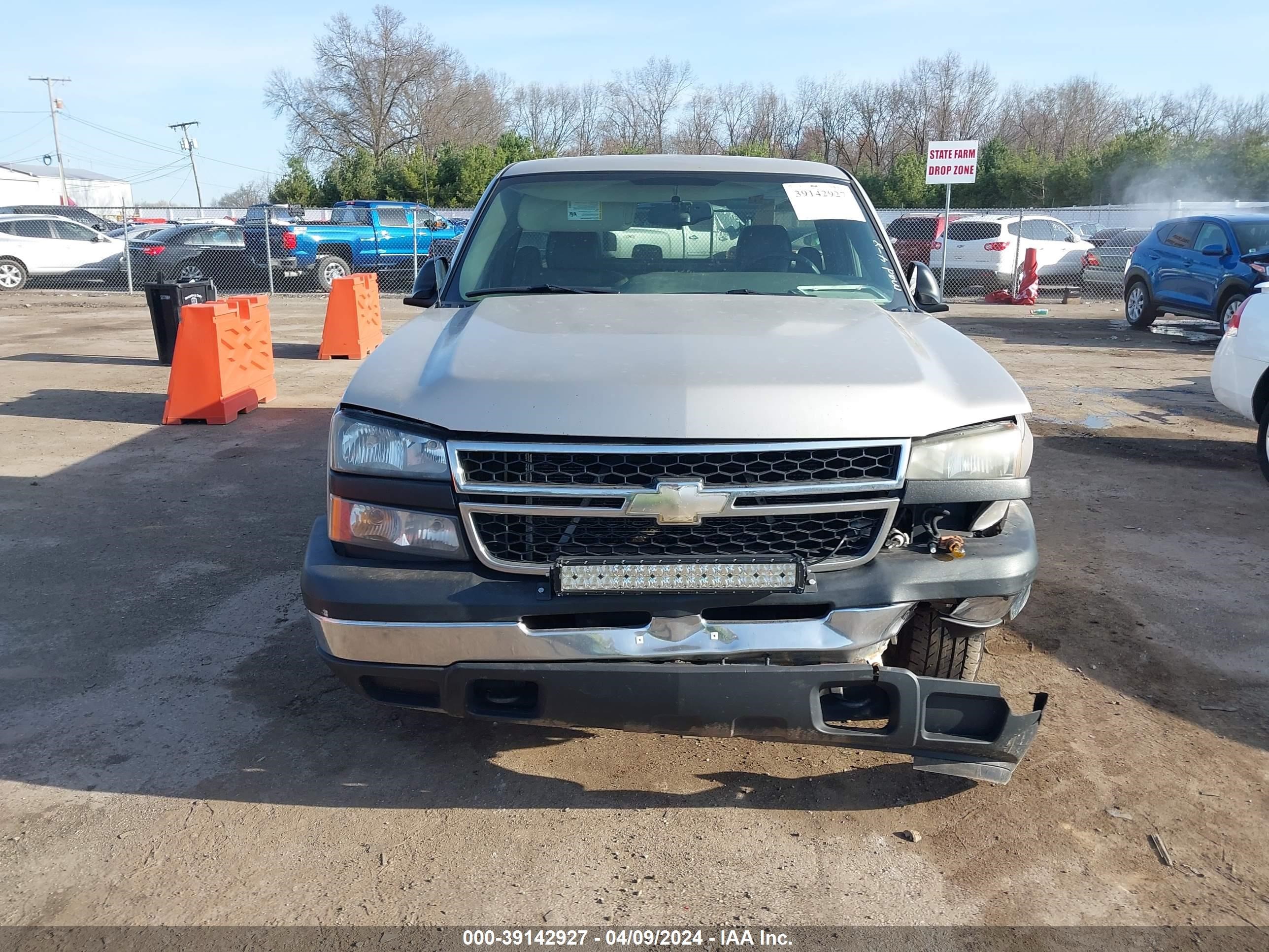 Photo 10 VIN: 1GCEC14XX7Z193791 - CHEVROLET SILVERADO 