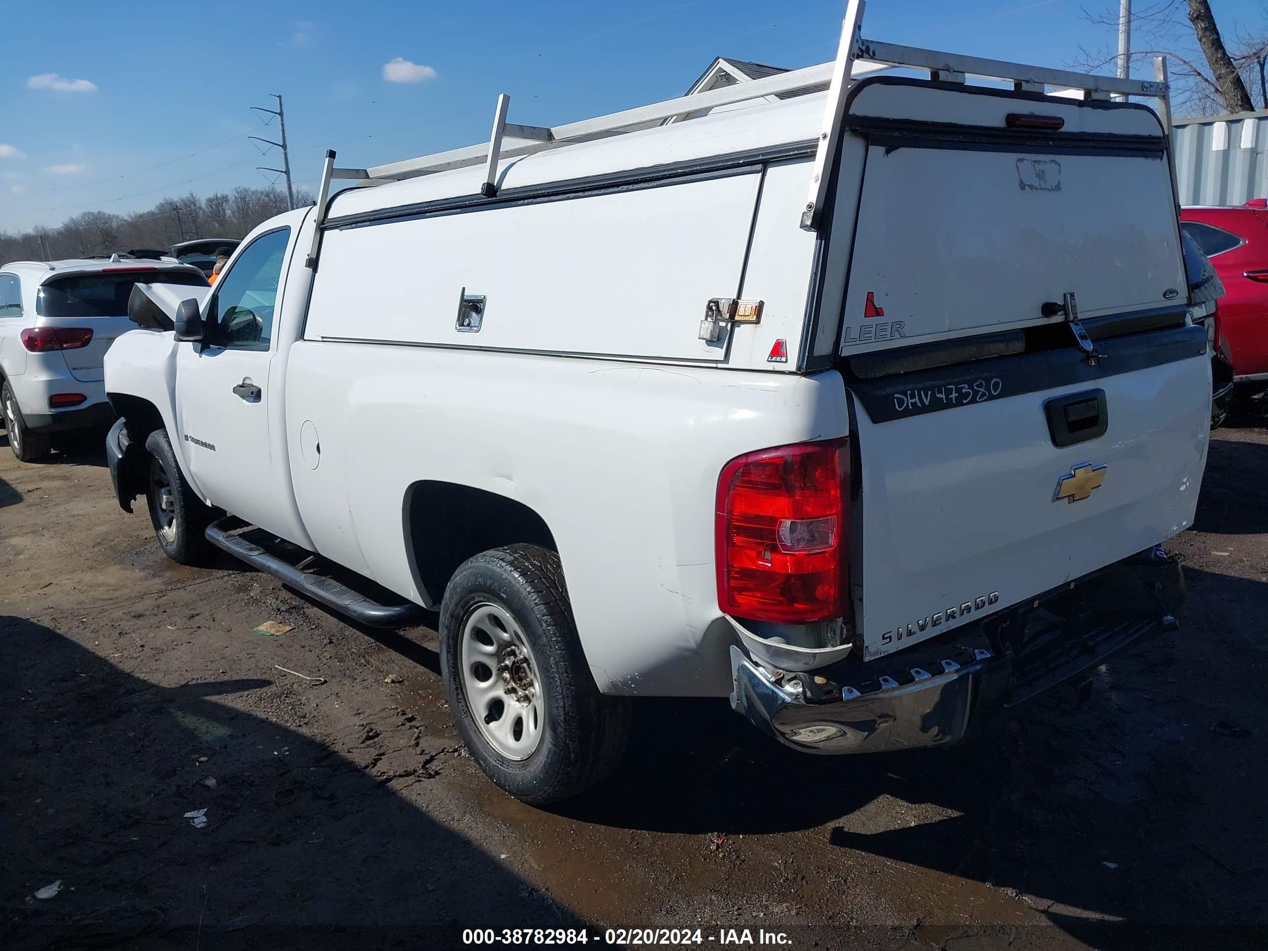 Photo 2 VIN: 1GCEC14XX8Z137514 - CHEVROLET SILVERADO 