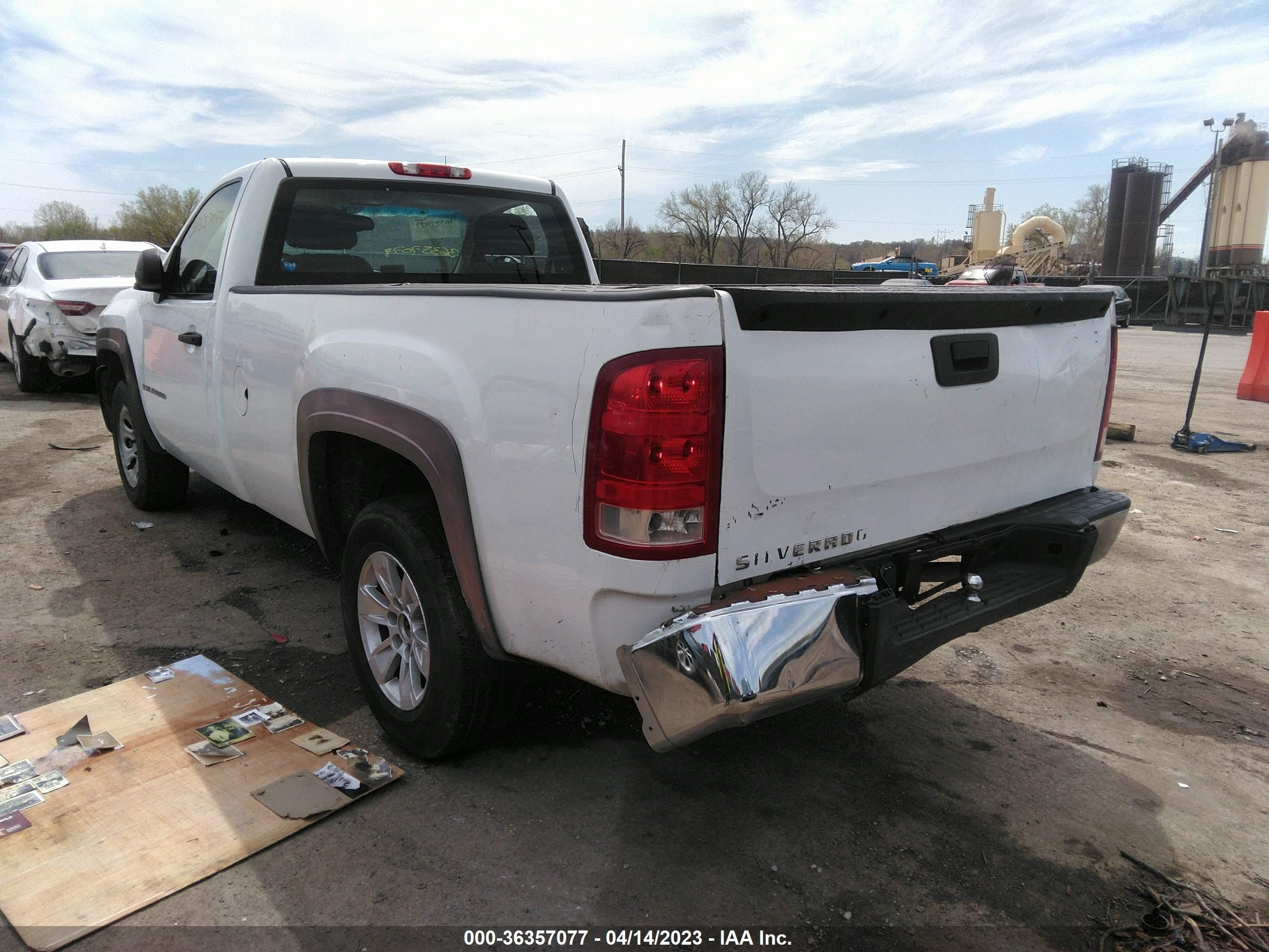 Photo 2 VIN: 1GCEC14XX8Z185627 - CHEVROLET SILVERADO 