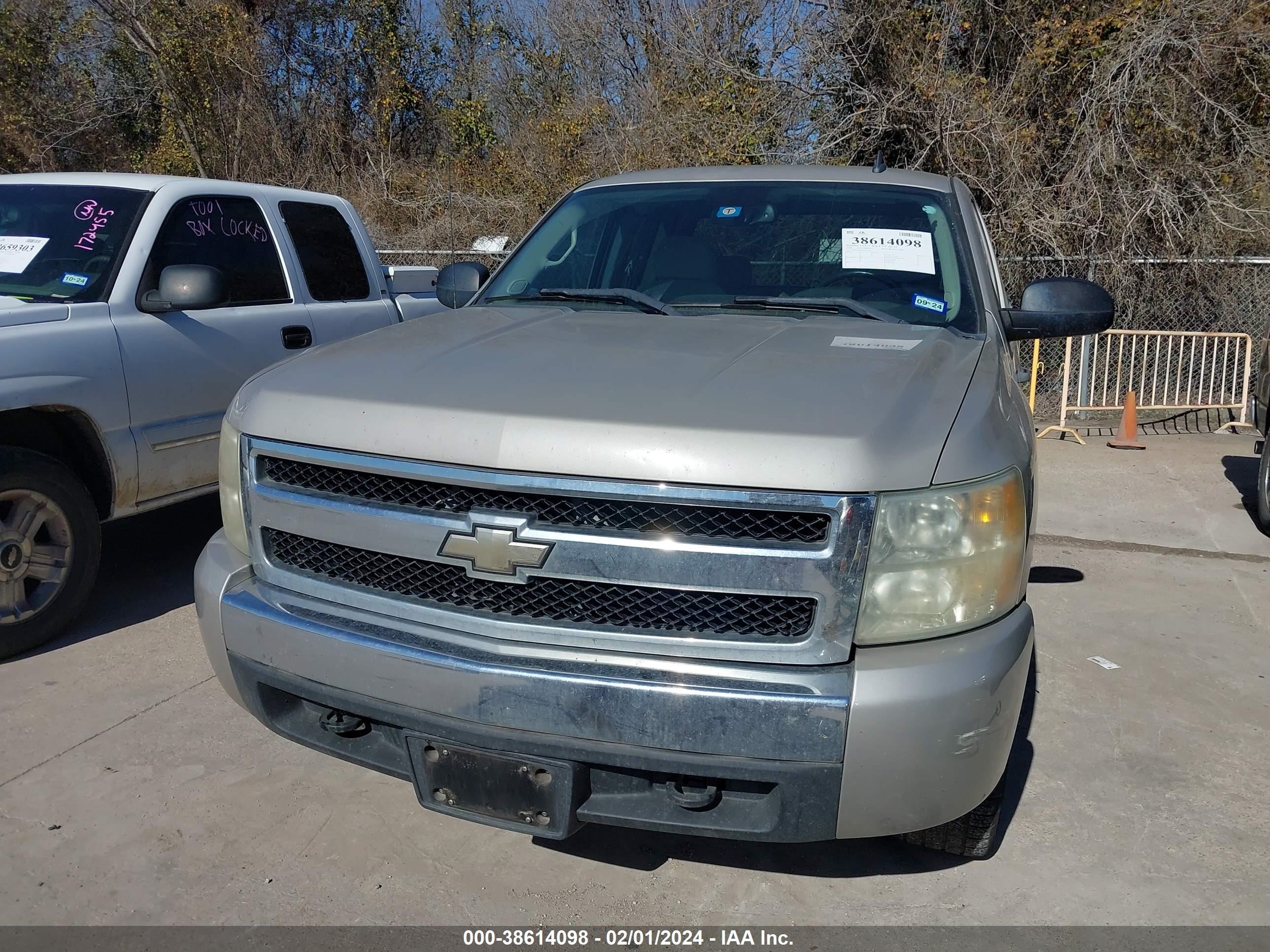 Photo 1 VIN: 1GCEC19018Z331621 - CHEVROLET SILVERADO 