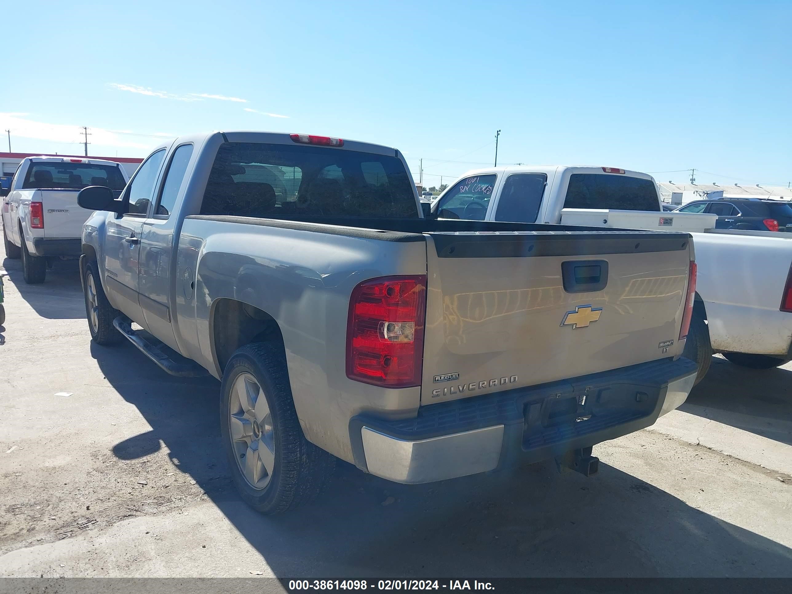 Photo 2 VIN: 1GCEC19018Z331621 - CHEVROLET SILVERADO 