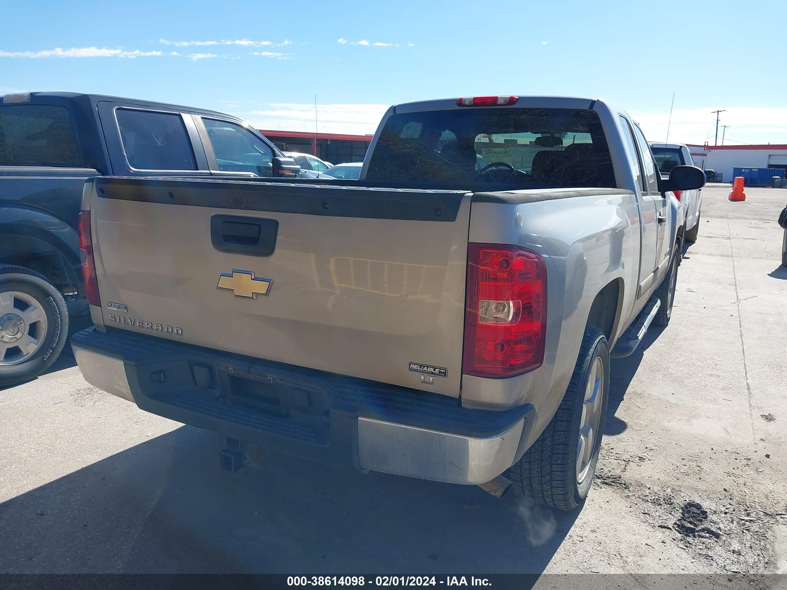 Photo 3 VIN: 1GCEC19018Z331621 - CHEVROLET SILVERADO 