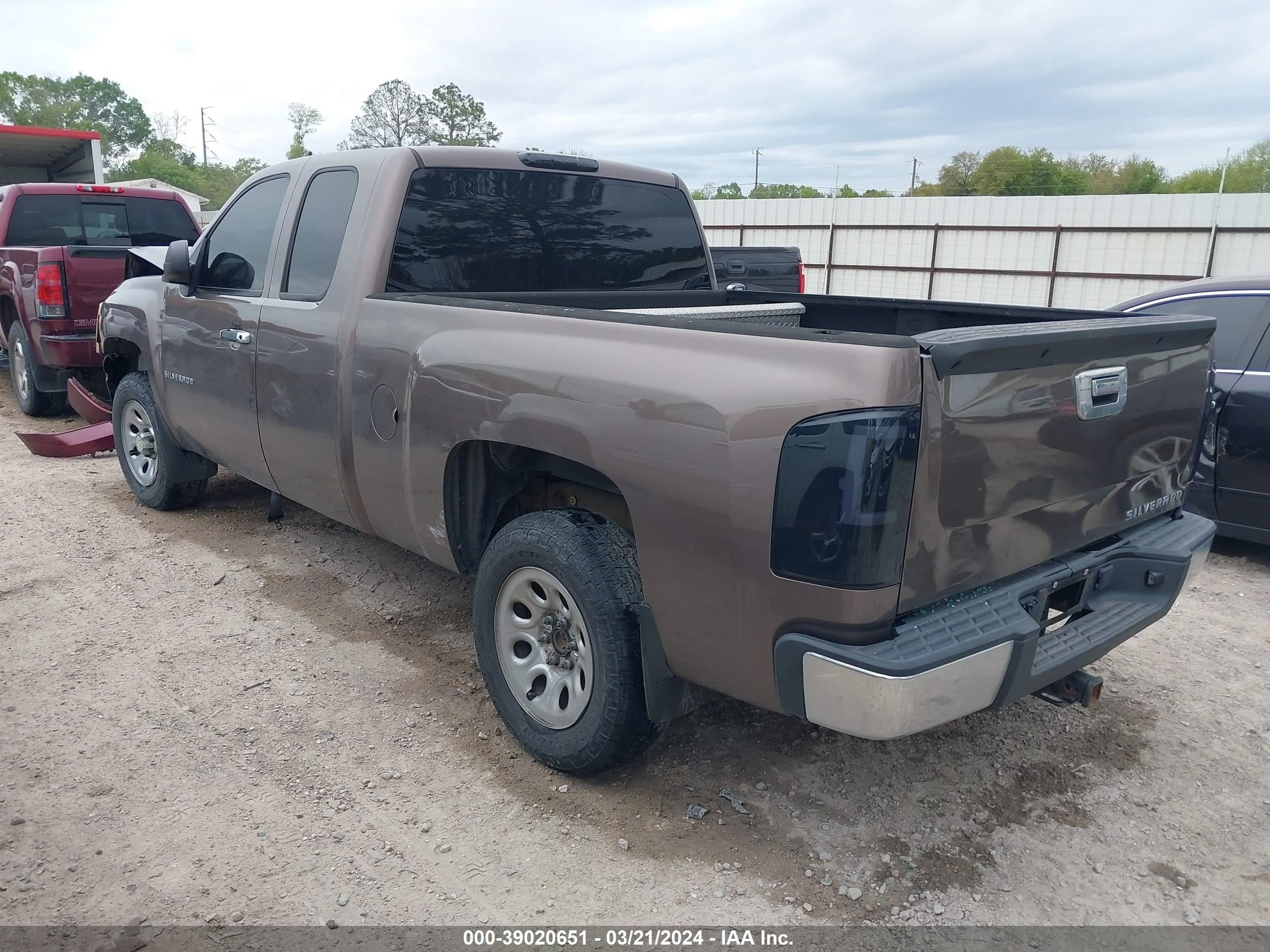 Photo 2 VIN: 1GCEC19C17Z649747 - CHEVROLET SILVERADO 