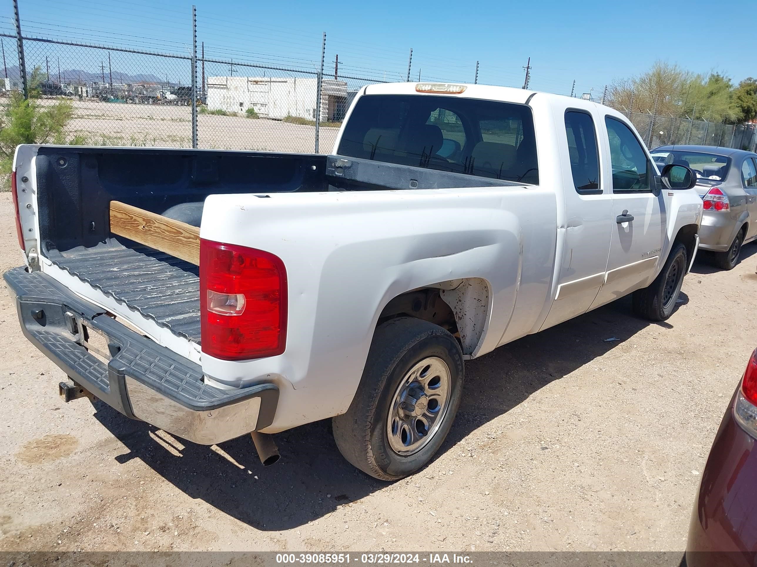 Photo 3 VIN: 1GCEC19C38Z184552 - CHEVROLET SILVERADO 