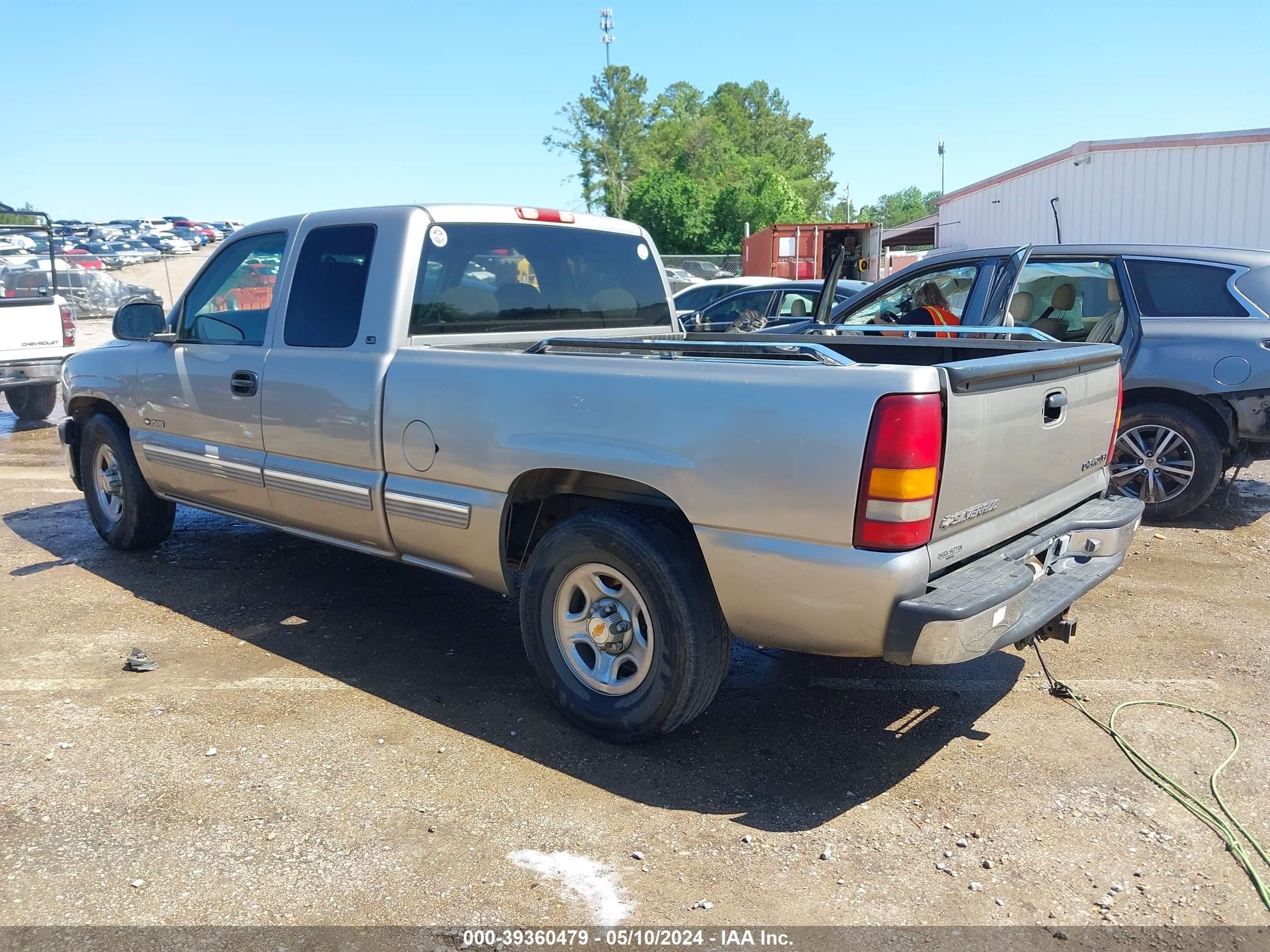 Photo 2 VIN: 1GCEC19V0YZ211773 - CHEVROLET SILVERADO 