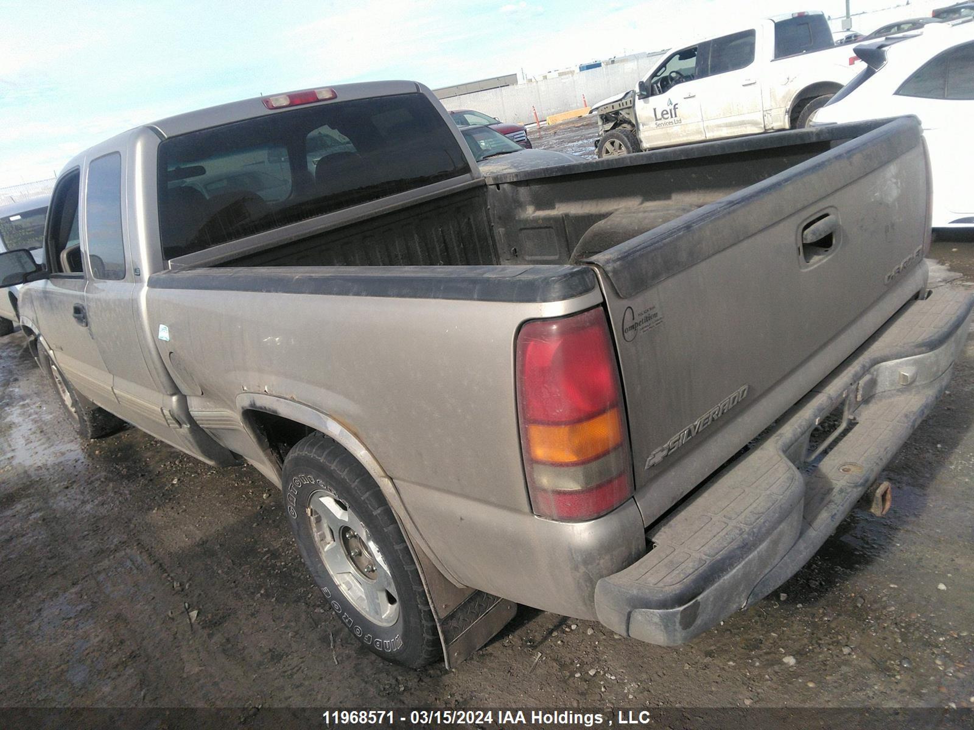 Photo 2 VIN: 1GCEC19V0YZ281807 - CHEVROLET SILVERADO 