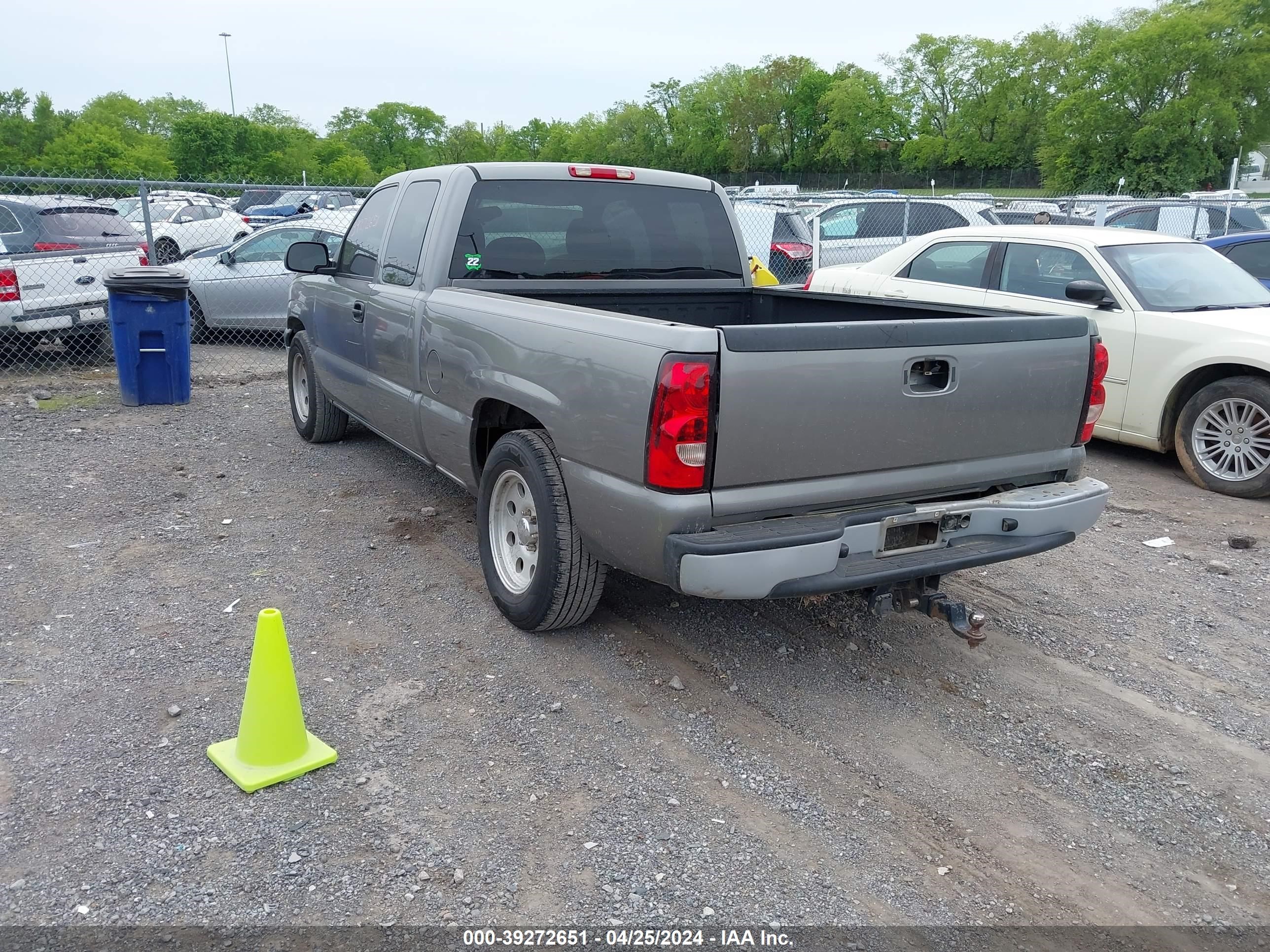 Photo 2 VIN: 1GCEC19V67Z142232 - CHEVROLET SILVERADO 