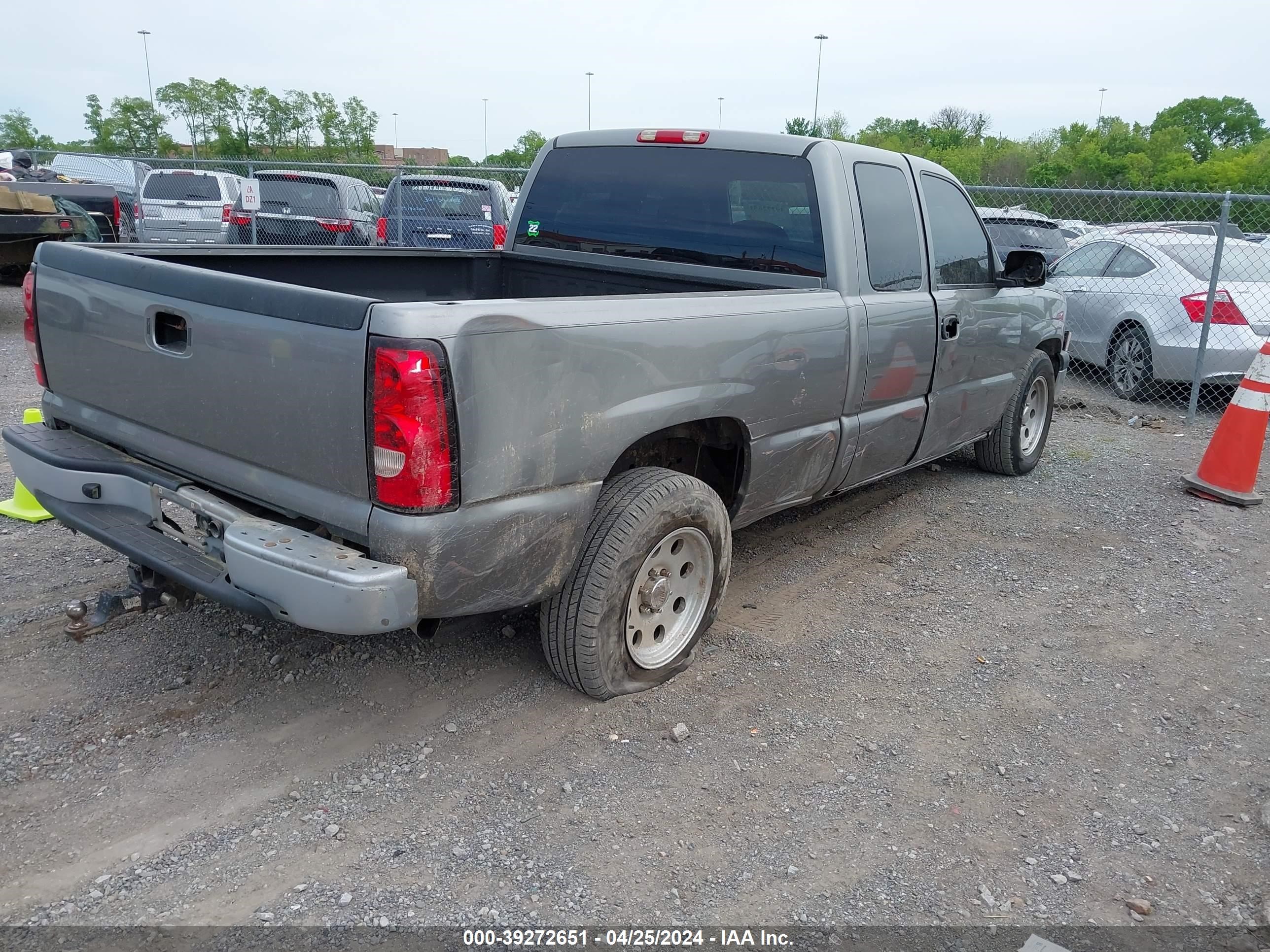 Photo 3 VIN: 1GCEC19V67Z142232 - CHEVROLET SILVERADO 