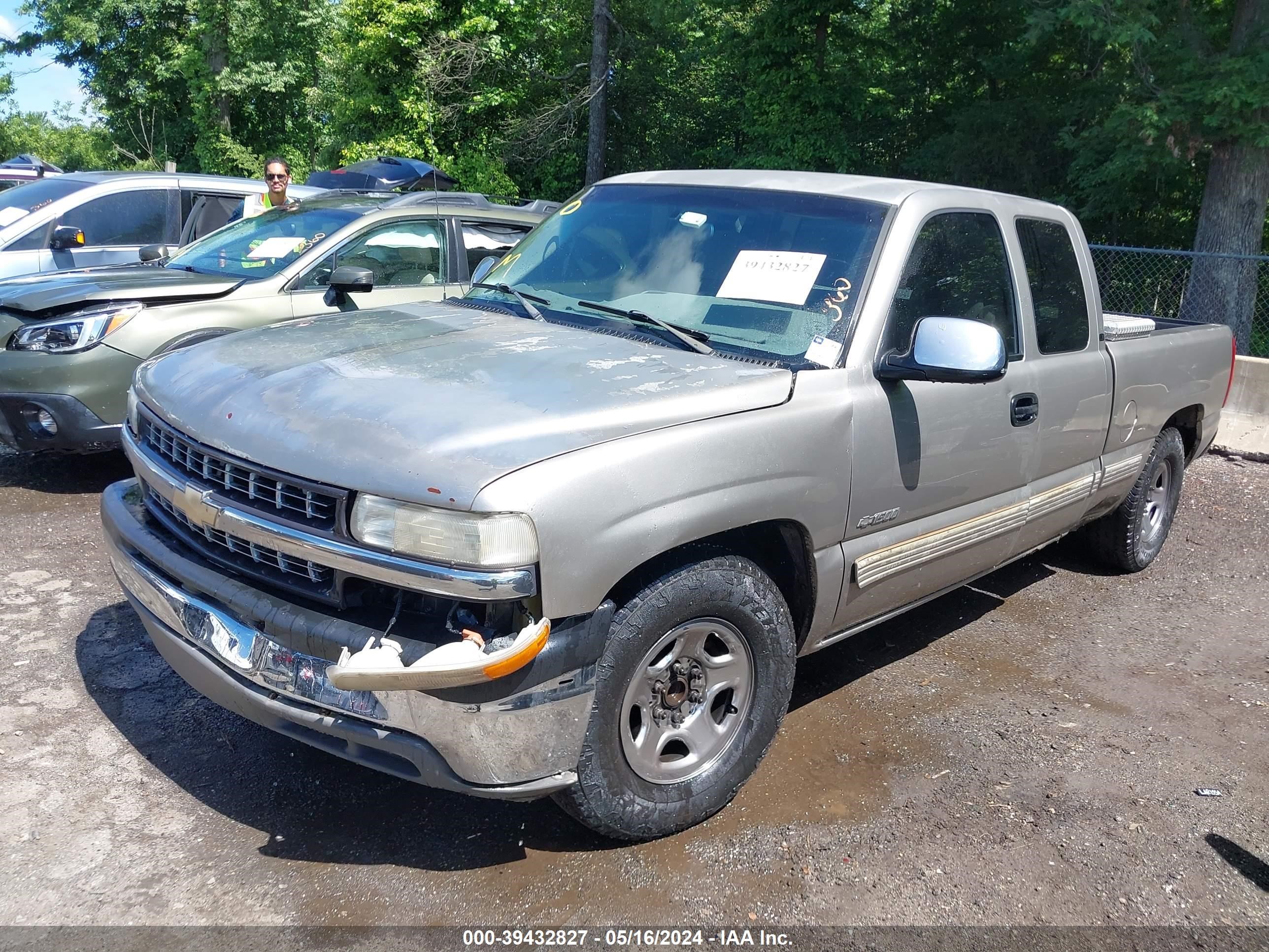 Photo 1 VIN: 1GCEC19V7YZ270318 - CHEVROLET SILVERADO 