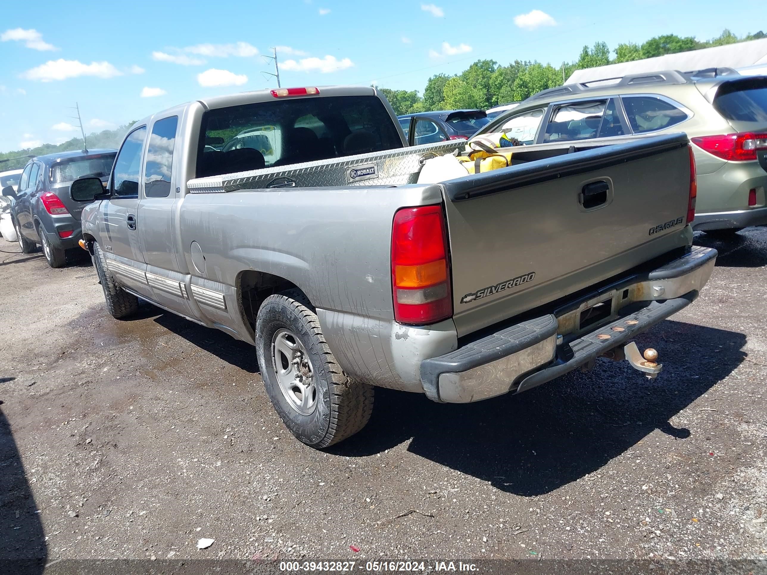 Photo 2 VIN: 1GCEC19V7YZ270318 - CHEVROLET SILVERADO 