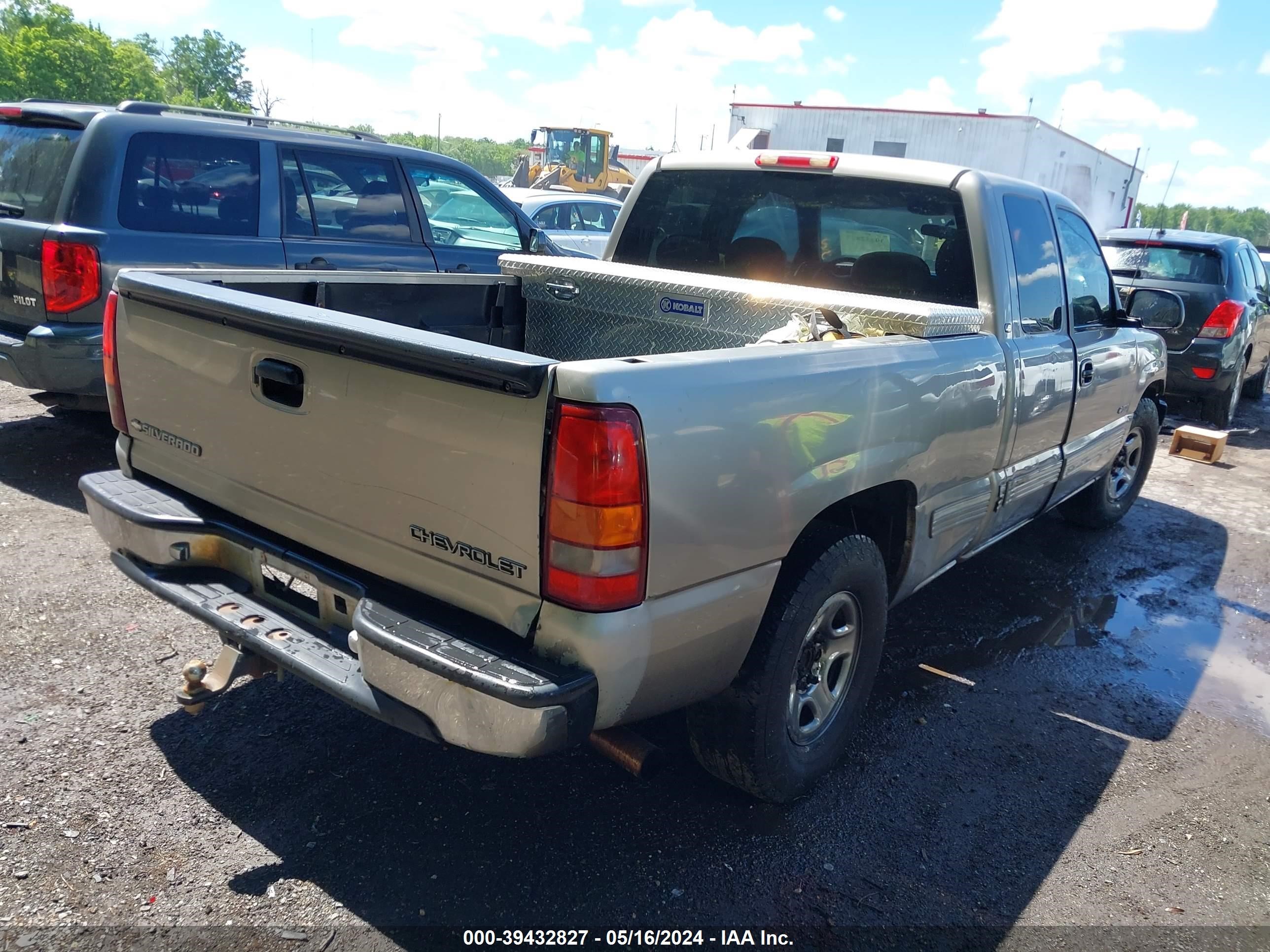 Photo 3 VIN: 1GCEC19V7YZ270318 - CHEVROLET SILVERADO 