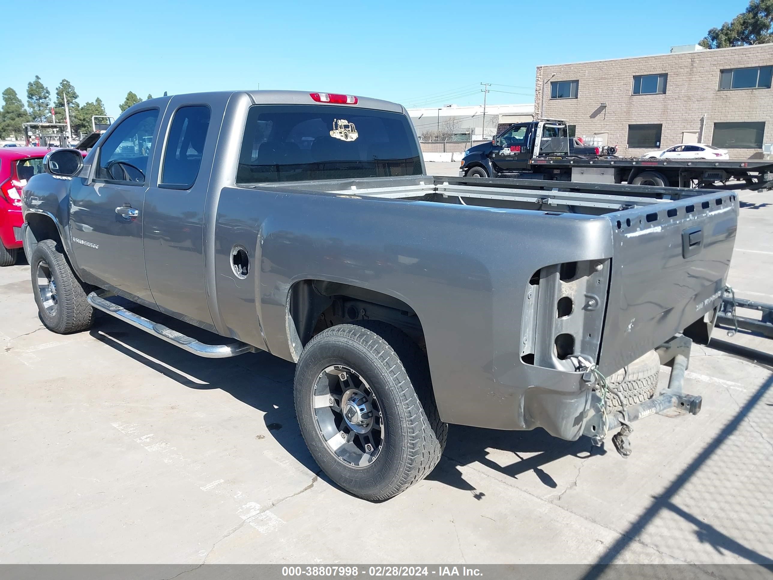 Photo 2 VIN: 1GCEC19X18Z135806 - CHEVROLET SILVERADO 