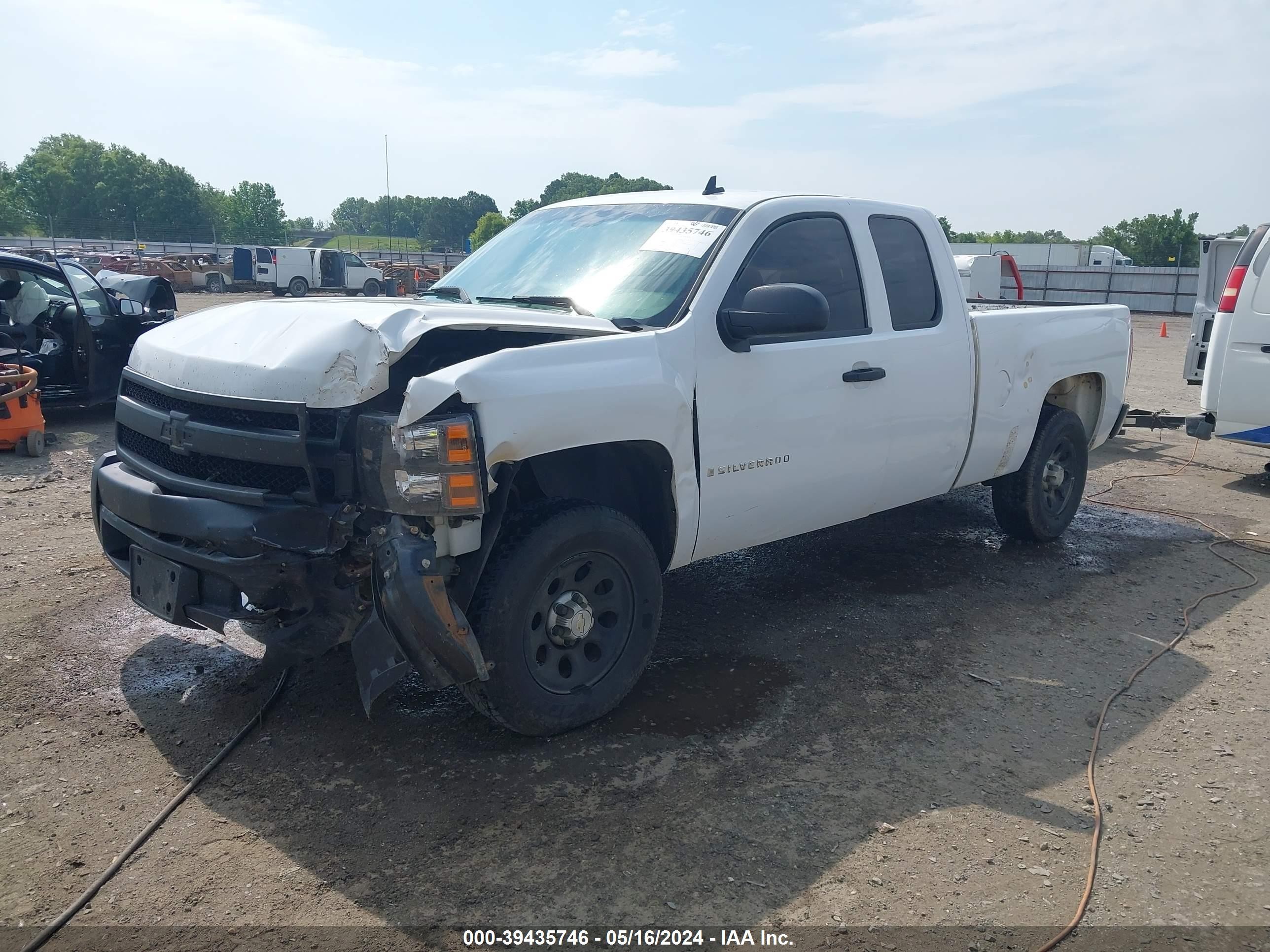 Photo 1 VIN: 1GCEC19X27Z645936 - CHEVROLET SILVERADO 