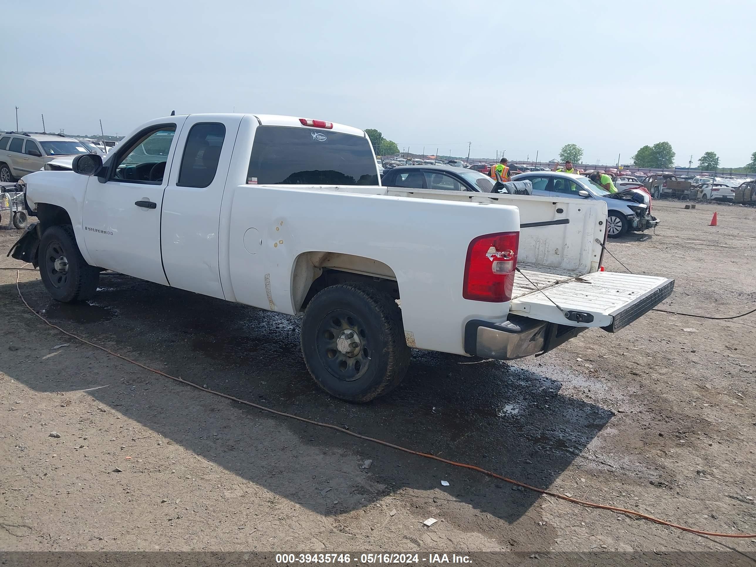 Photo 2 VIN: 1GCEC19X27Z645936 - CHEVROLET SILVERADO 