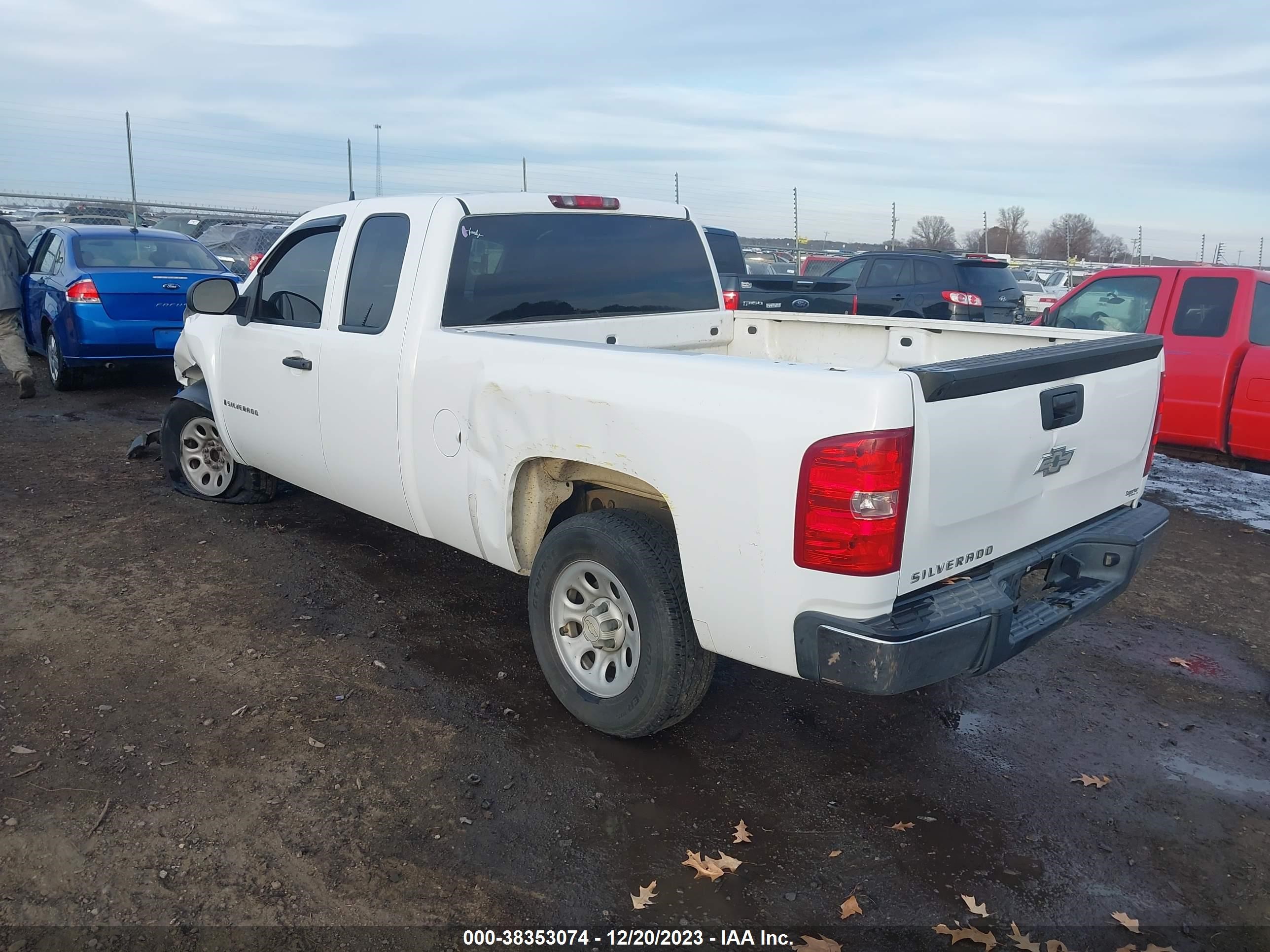 Photo 2 VIN: 1GCEC19X37Z639823 - CHEVROLET SILVERADO 