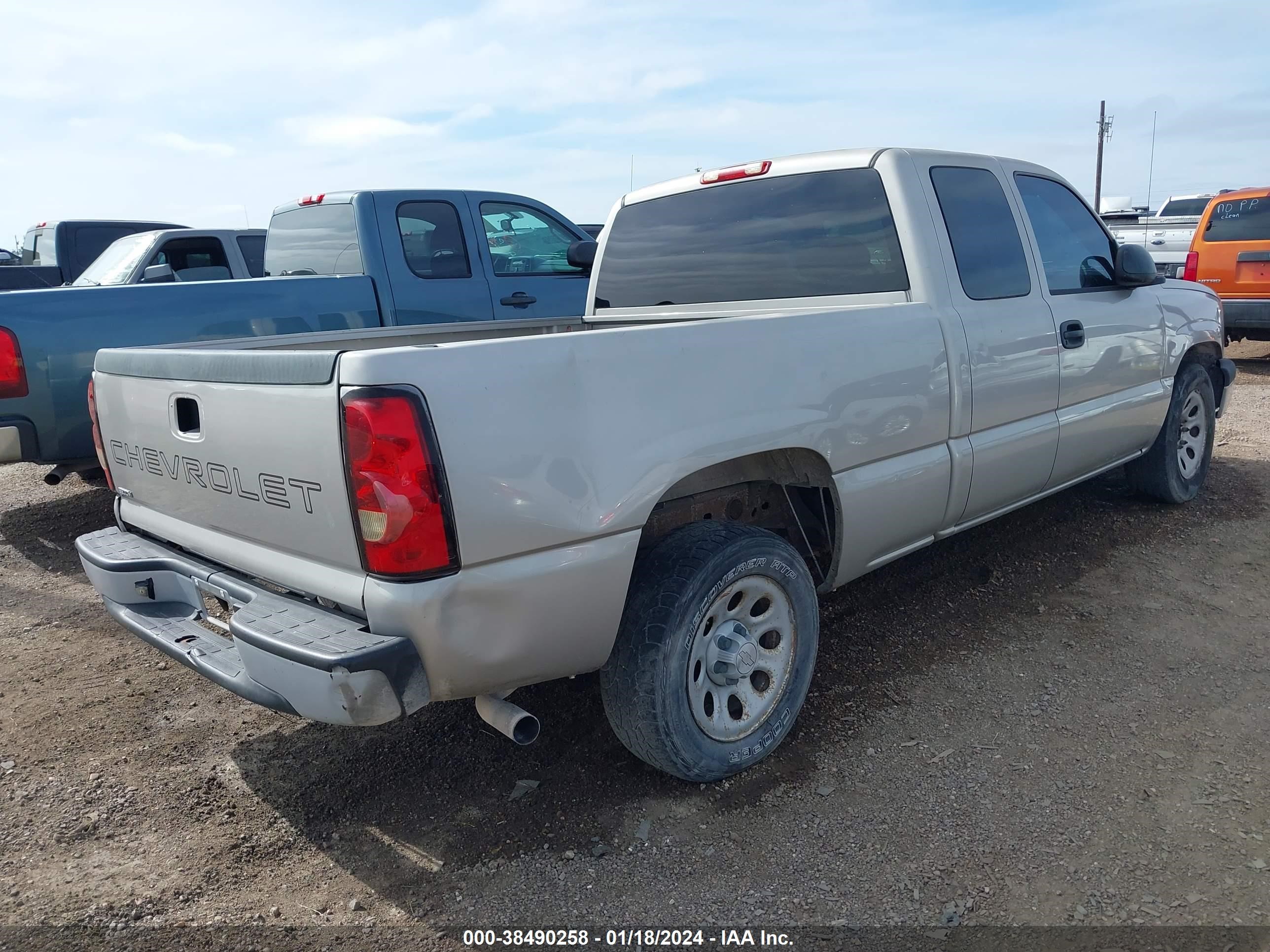 Photo 3 VIN: 1GCEC19X67Z158335 - CHEVROLET SILVERADO 