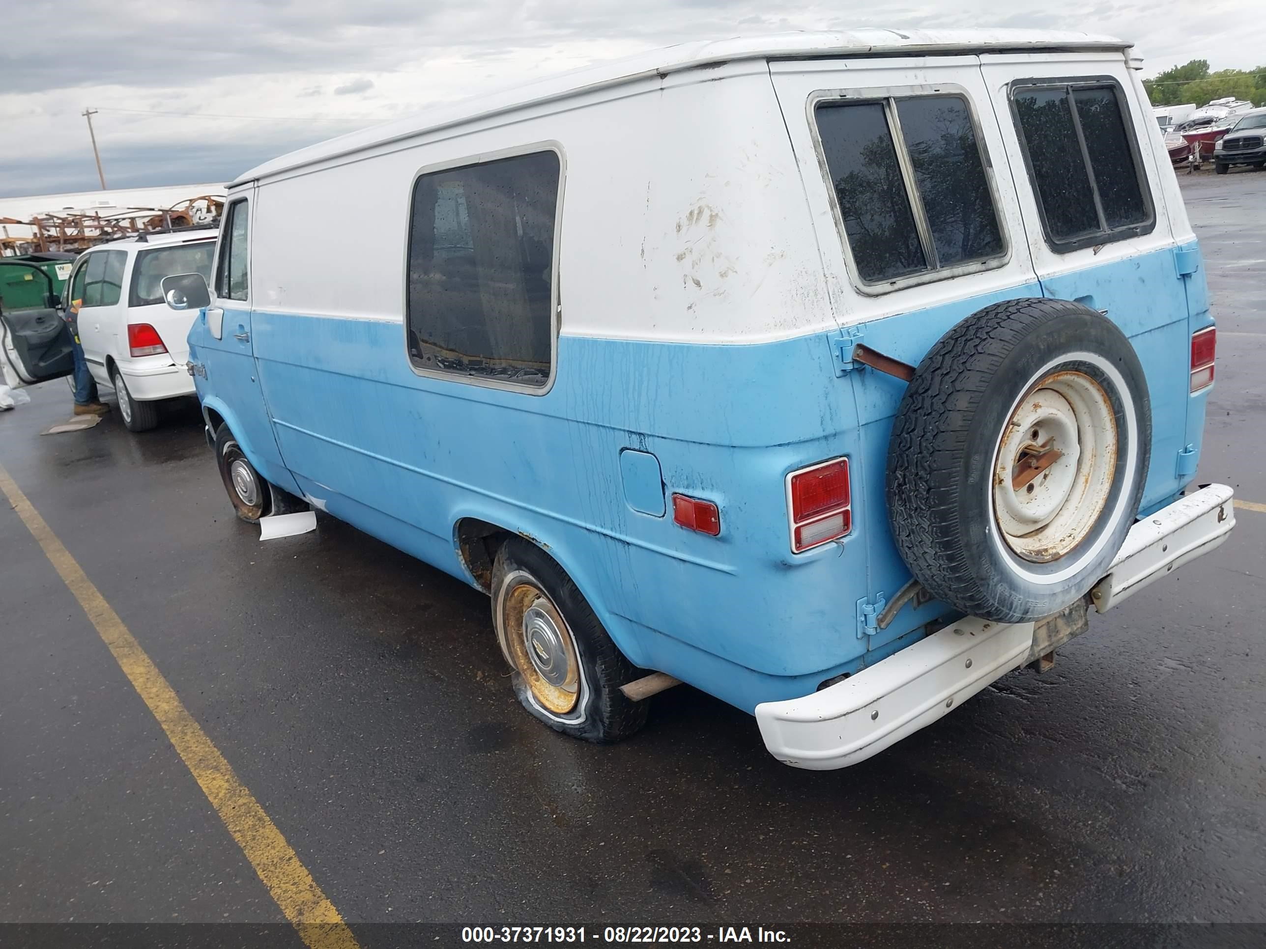 Photo 2 VIN: 1GCEG25H7B7101283 - CHEVROLET VAN 