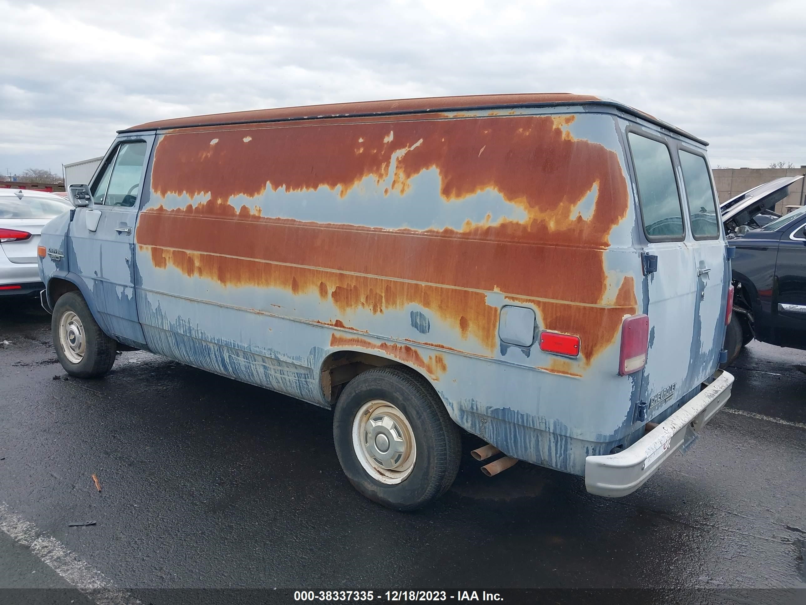 Photo 2 VIN: 1GCEG25H7J7162793 - CHEVROLET VAN 