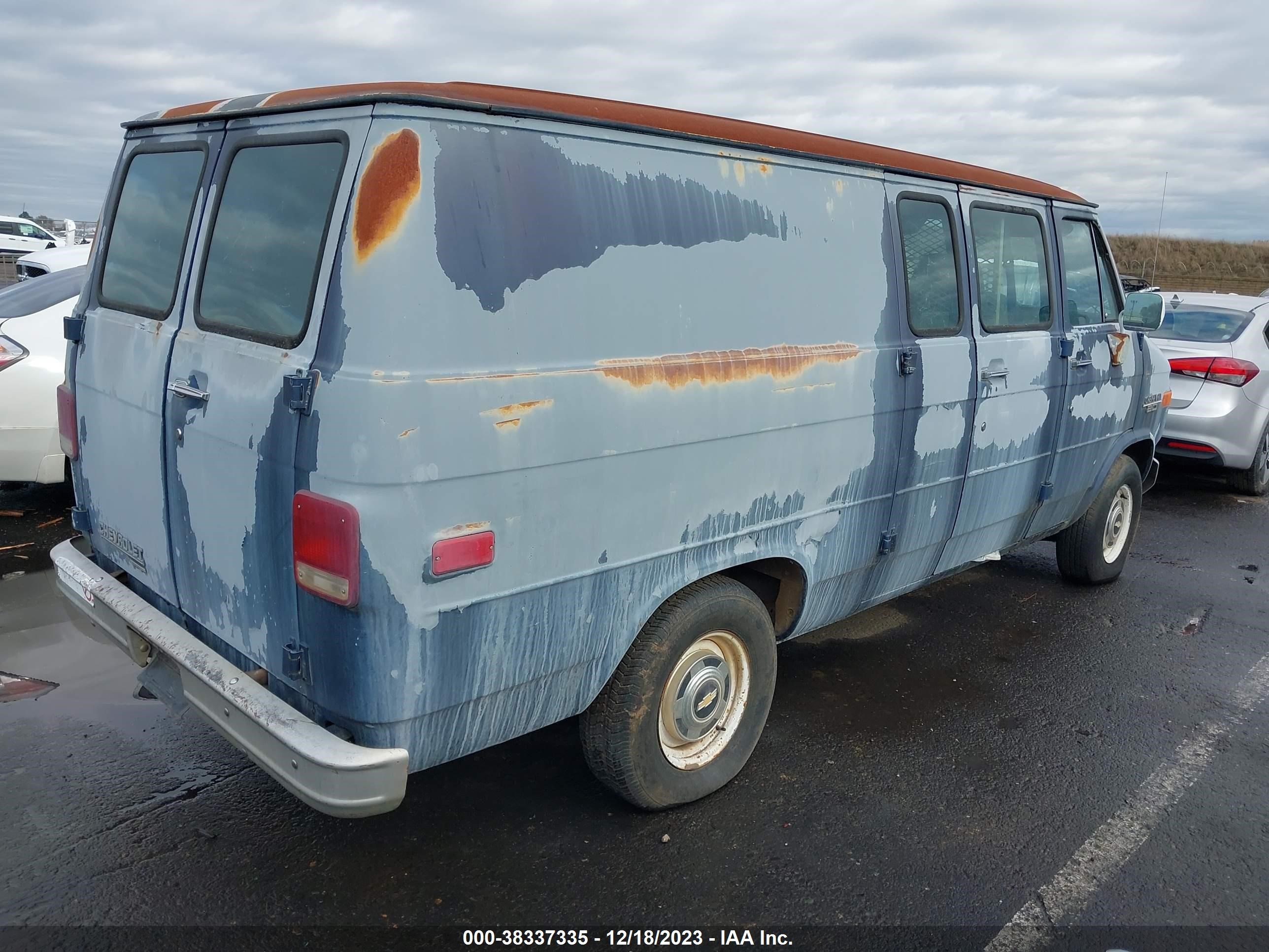 Photo 3 VIN: 1GCEG25H7J7162793 - CHEVROLET VAN 