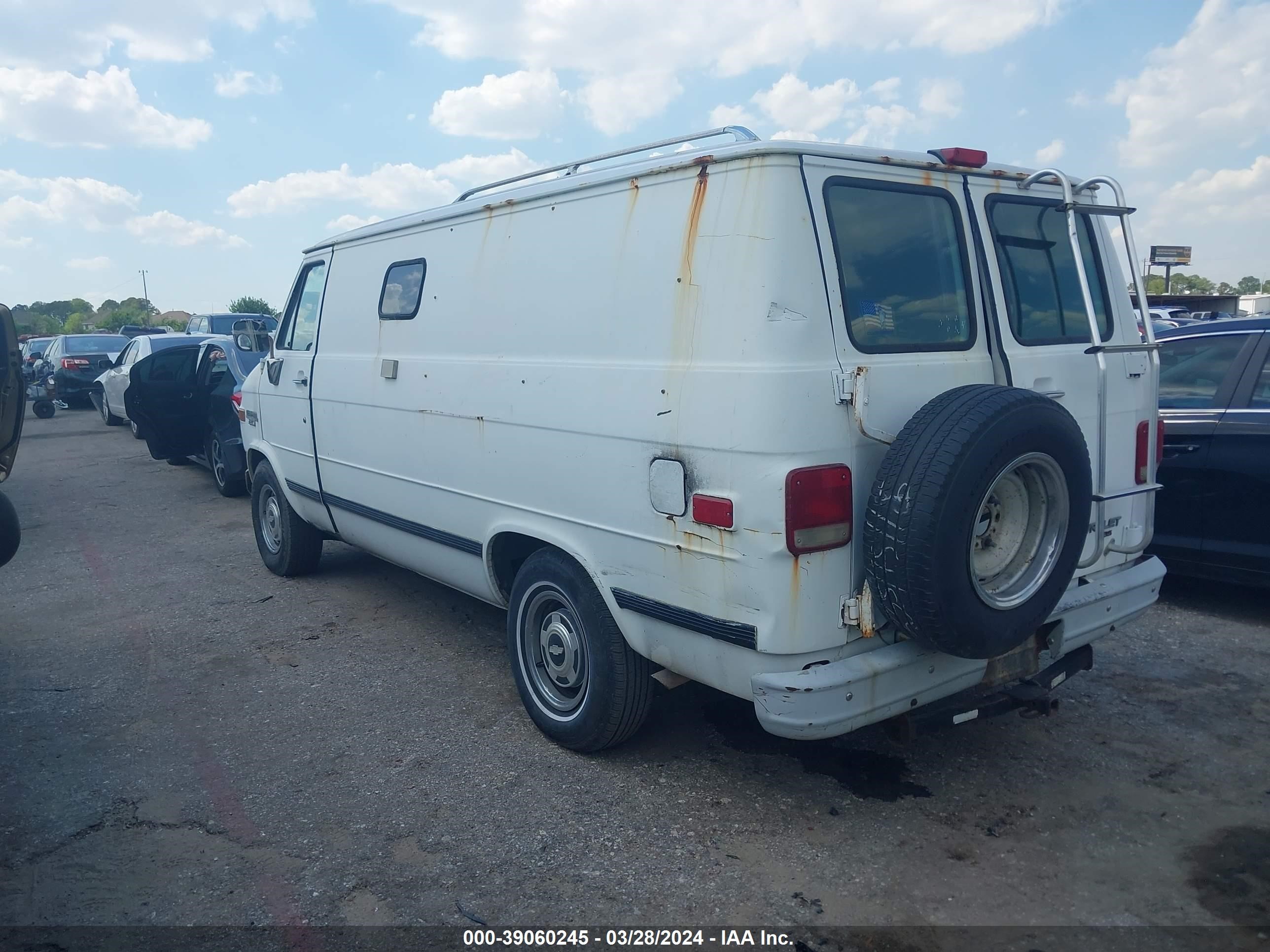 Photo 2 VIN: 1GCEG25K2SF135648 - CHEVROLET VAN 