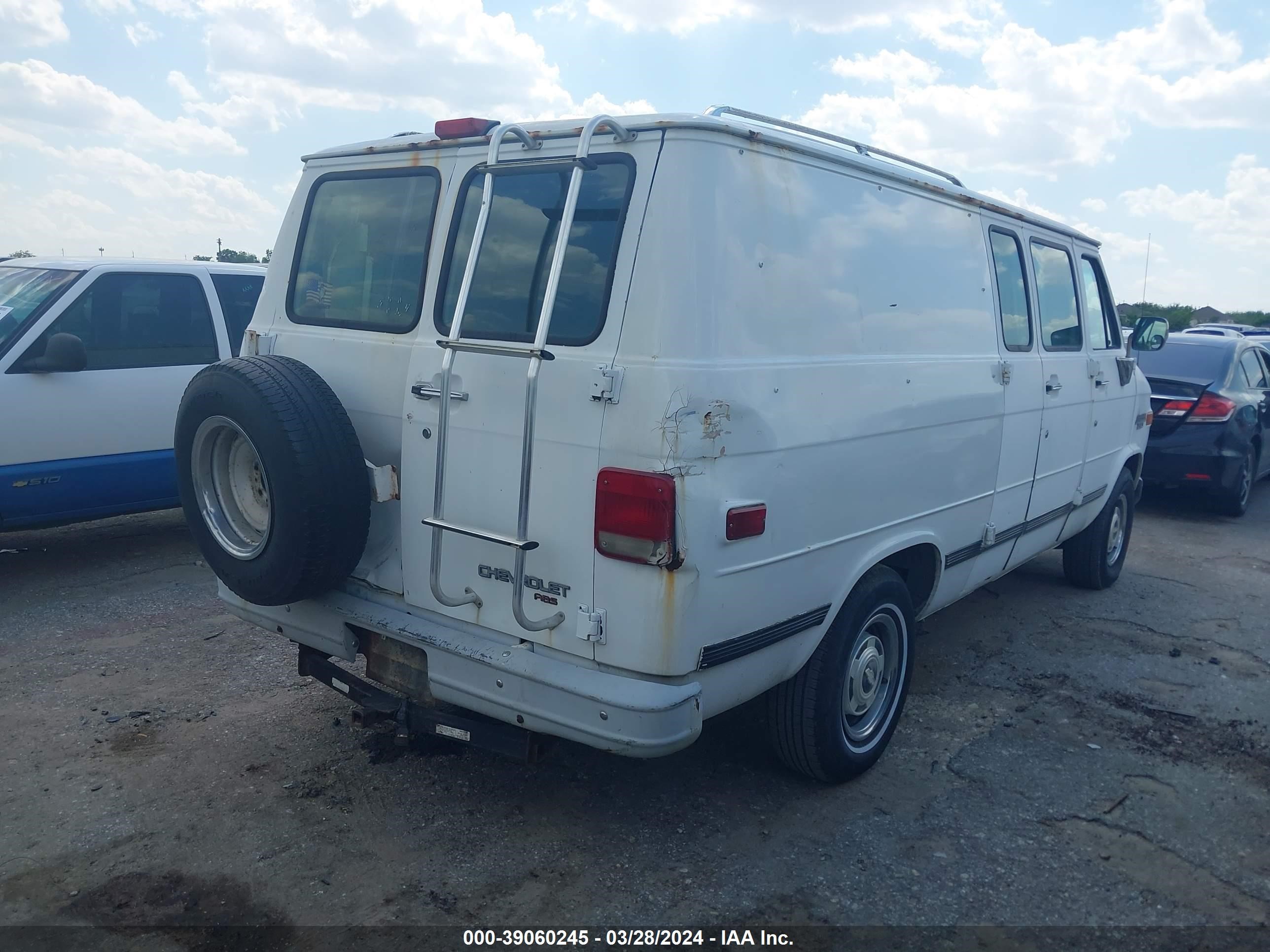 Photo 3 VIN: 1GCEG25K2SF135648 - CHEVROLET VAN 