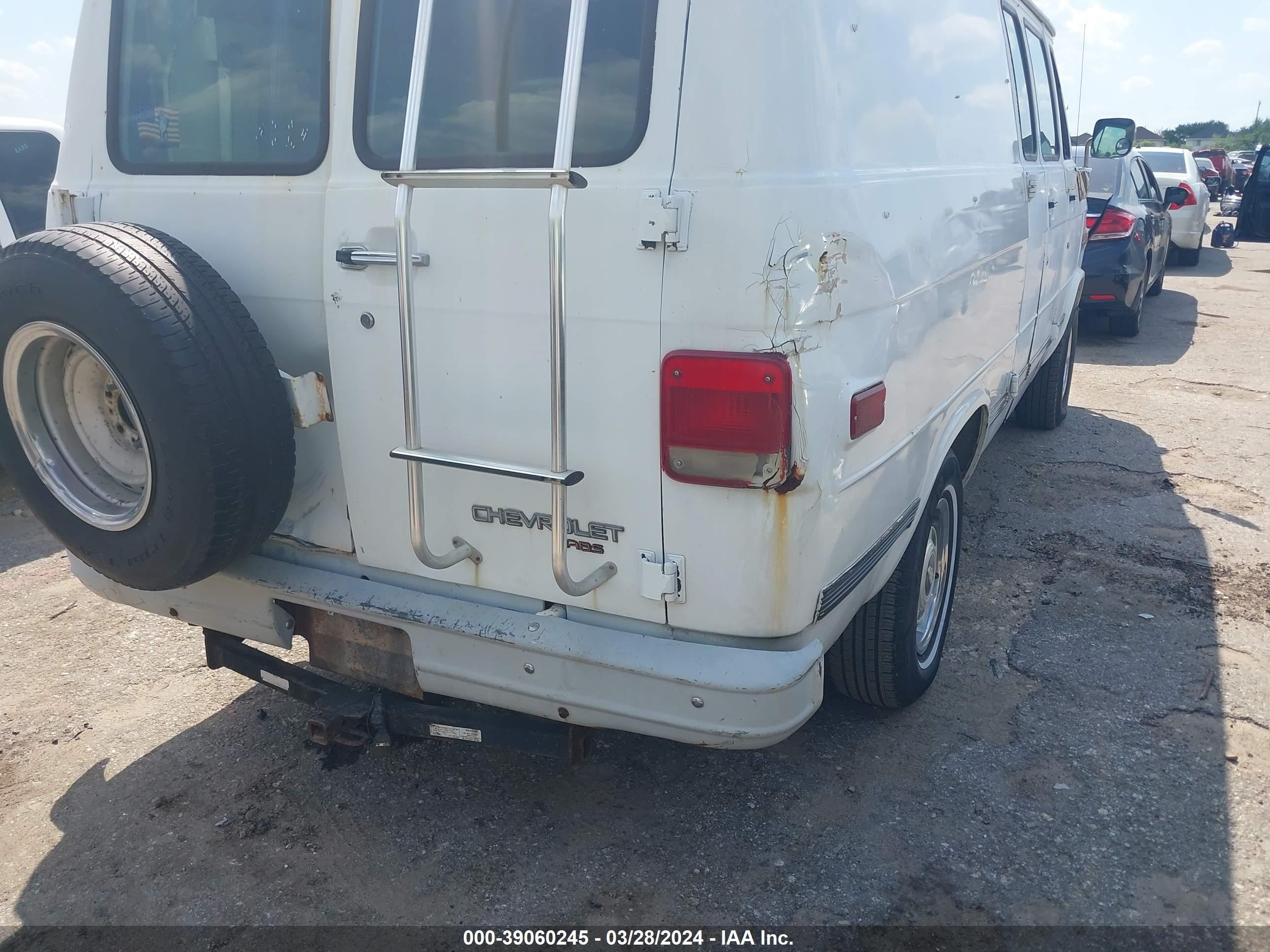 Photo 5 VIN: 1GCEG25K2SF135648 - CHEVROLET VAN 