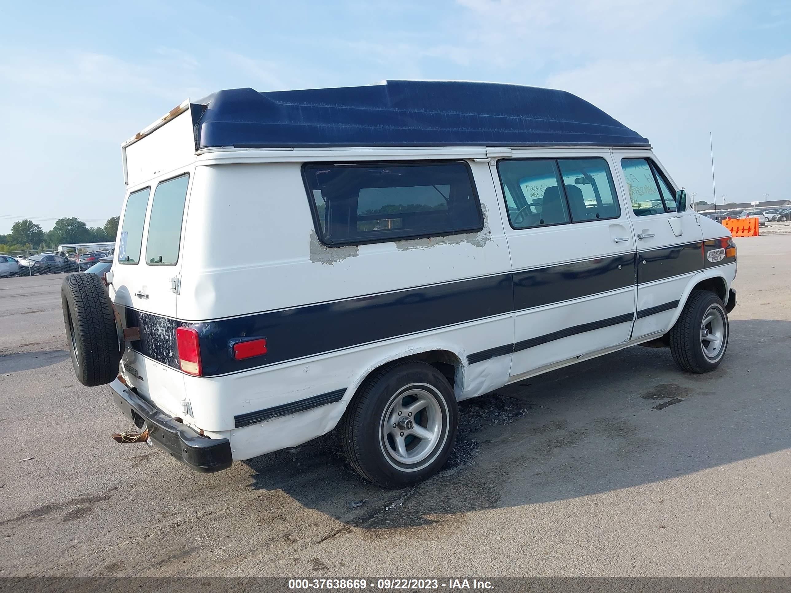 Photo 3 VIN: 1GCEG25K4PF321036 - CHEVROLET VAN 