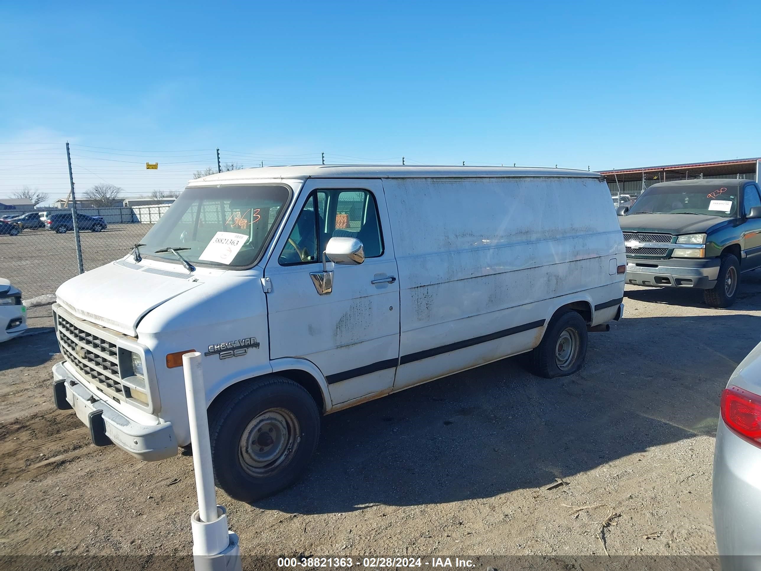 Photo 1 VIN: 1GCEG25K6SF223456 - CHEVROLET VAN 