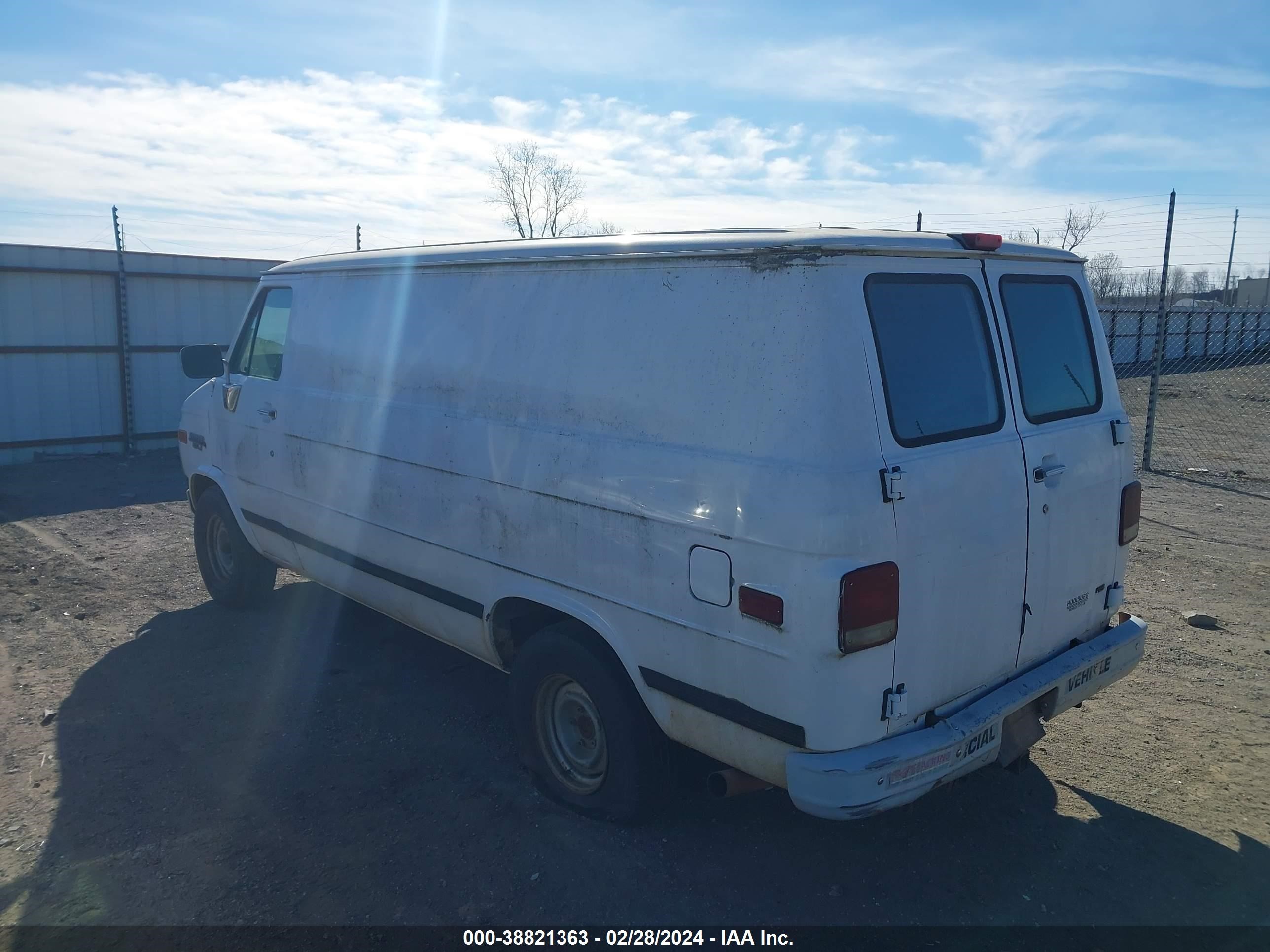 Photo 2 VIN: 1GCEG25K6SF223456 - CHEVROLET VAN 