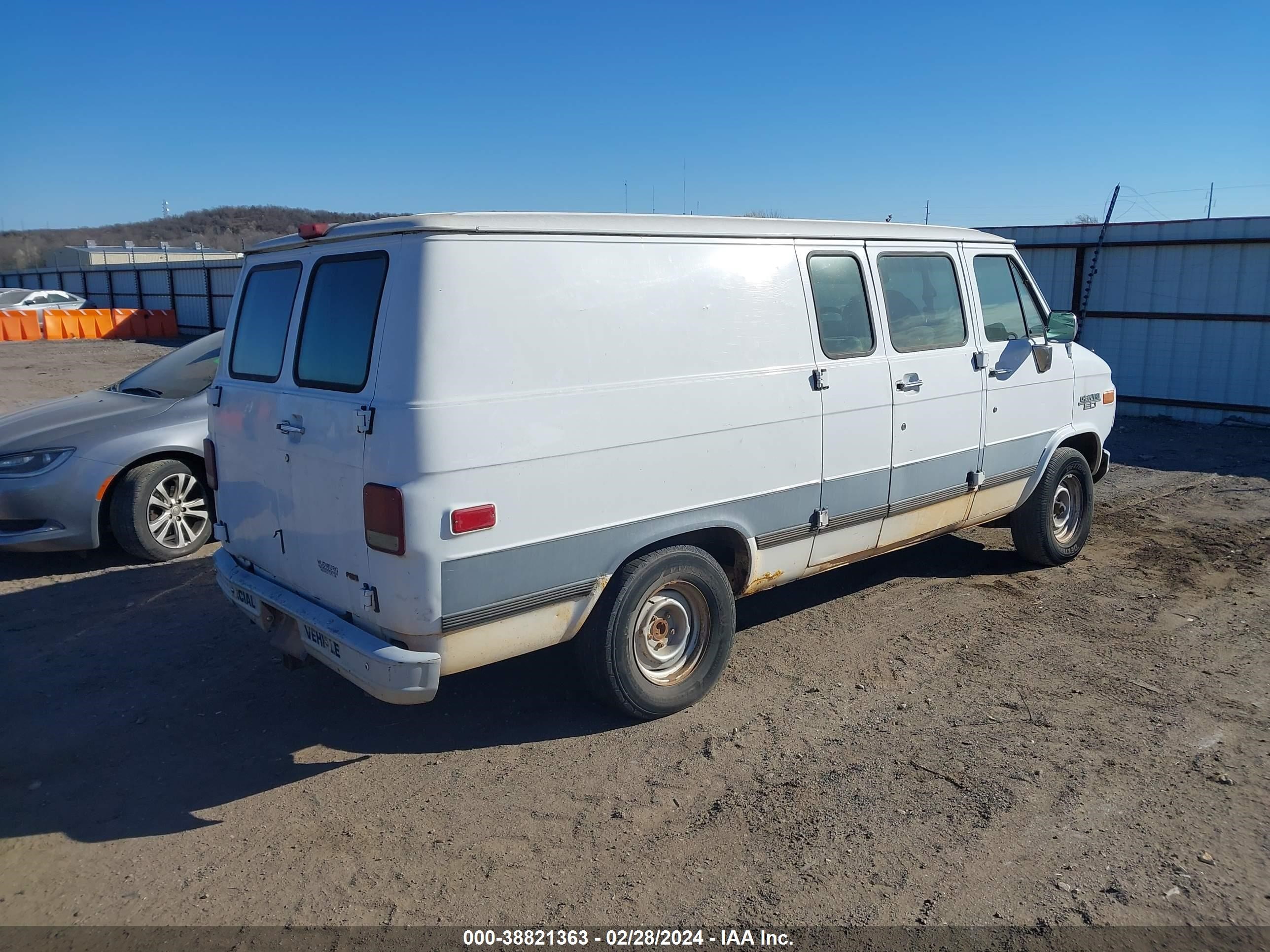 Photo 3 VIN: 1GCEG25K6SF223456 - CHEVROLET VAN 