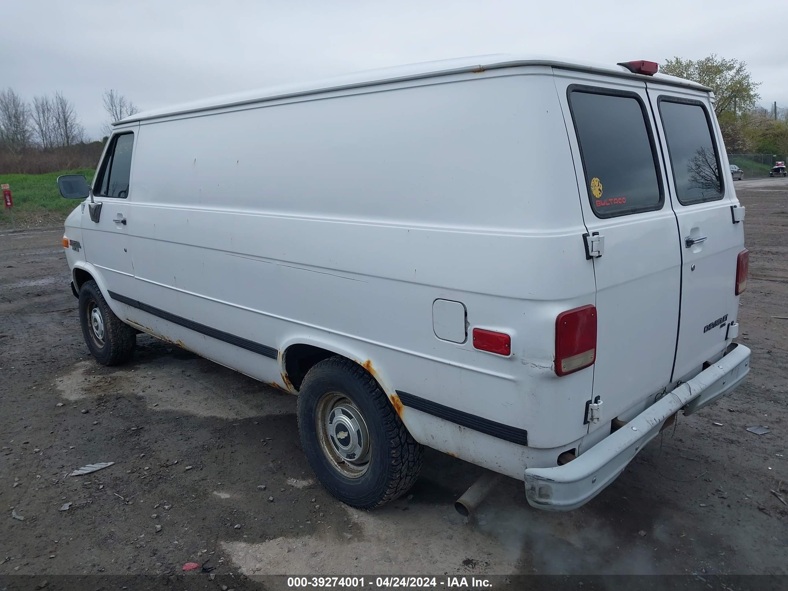 Photo 2 VIN: 1GCEG25K7SF235860 - CHEVROLET VAN 