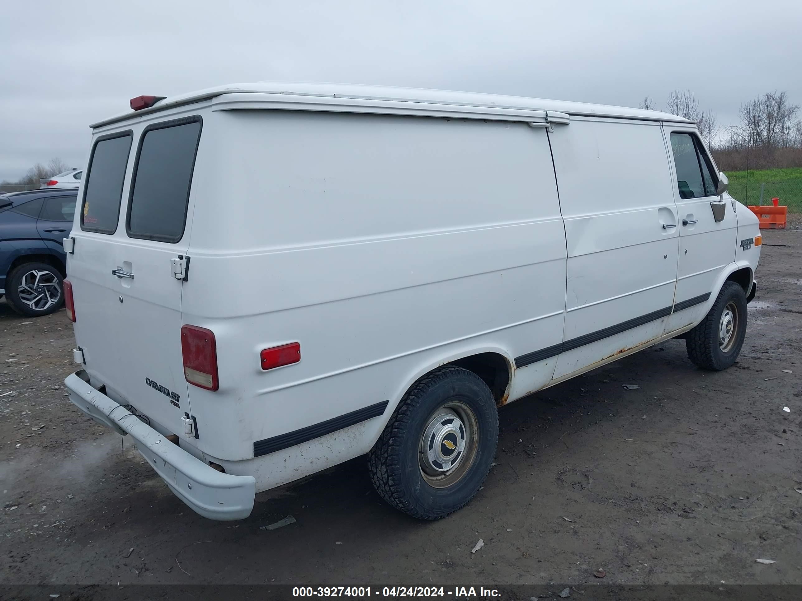 Photo 3 VIN: 1GCEG25K7SF235860 - CHEVROLET VAN 